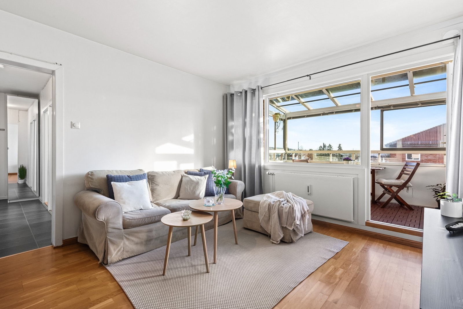 Stor vinduskarm, perfekt for planter og dekor Galleribilde