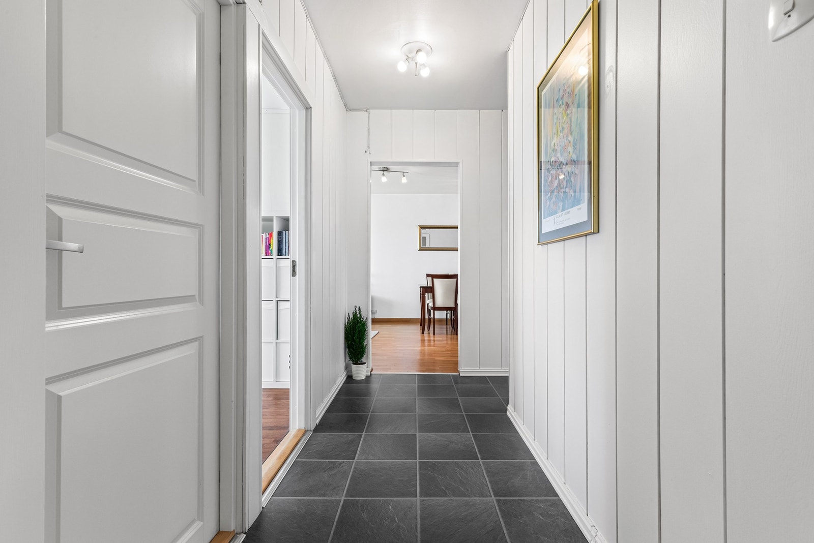 Gang med tilkomst til bad, kjøkken og 2 soverom Galleribilde