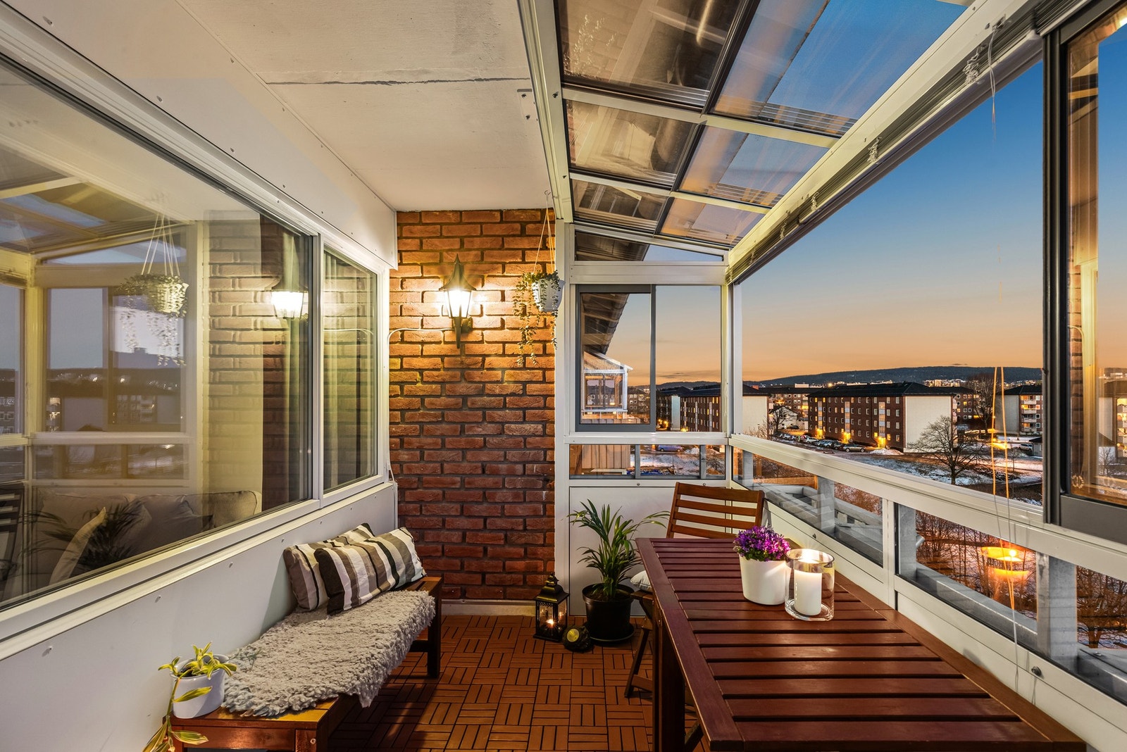 Koselig balkong på 8 m² med god plass til sittegruppe og gass- eller elektrisk grill Galleribilde