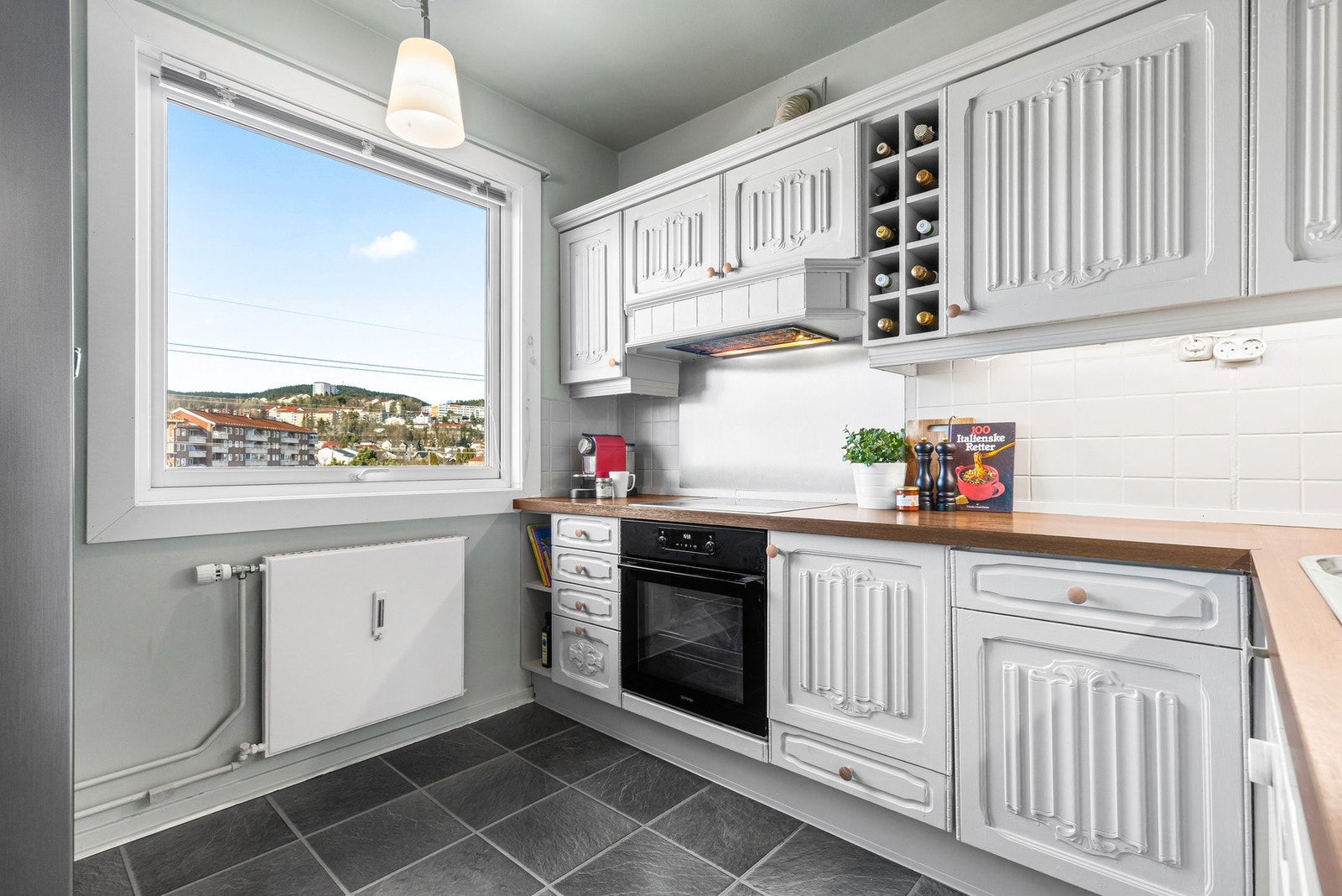 Over stekesonen er det montert kjøkkenventilator som fører matos ut av rommet Galleribilde