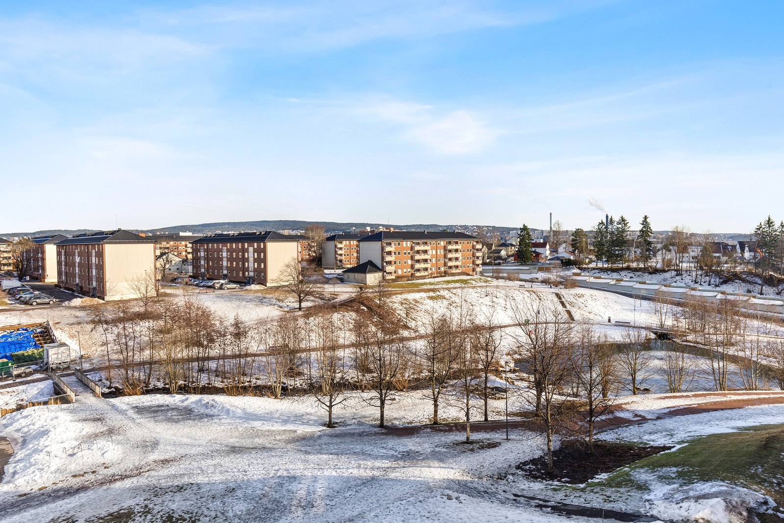 Solrik sydøstvendt balkong med frodig utsikt over Bjerkedalen Park Galleribilde