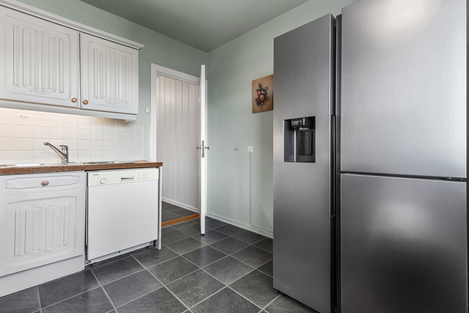 Side by side kjøl/fryseskap, integrert stekeovn med platetopp og oppvaskmaskin medfølger Galleribilde