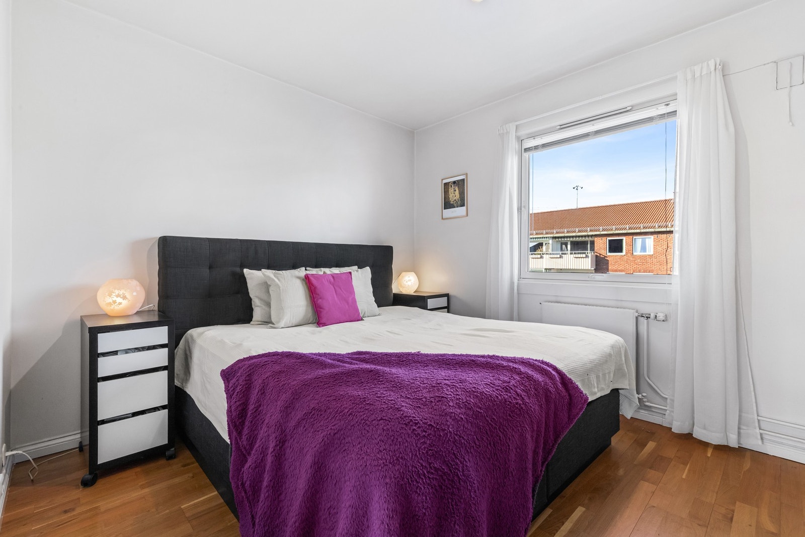 Hovedsoverom av romslig karakter med god plass til dobbeltseng med nattbord på hver side Galleribilde