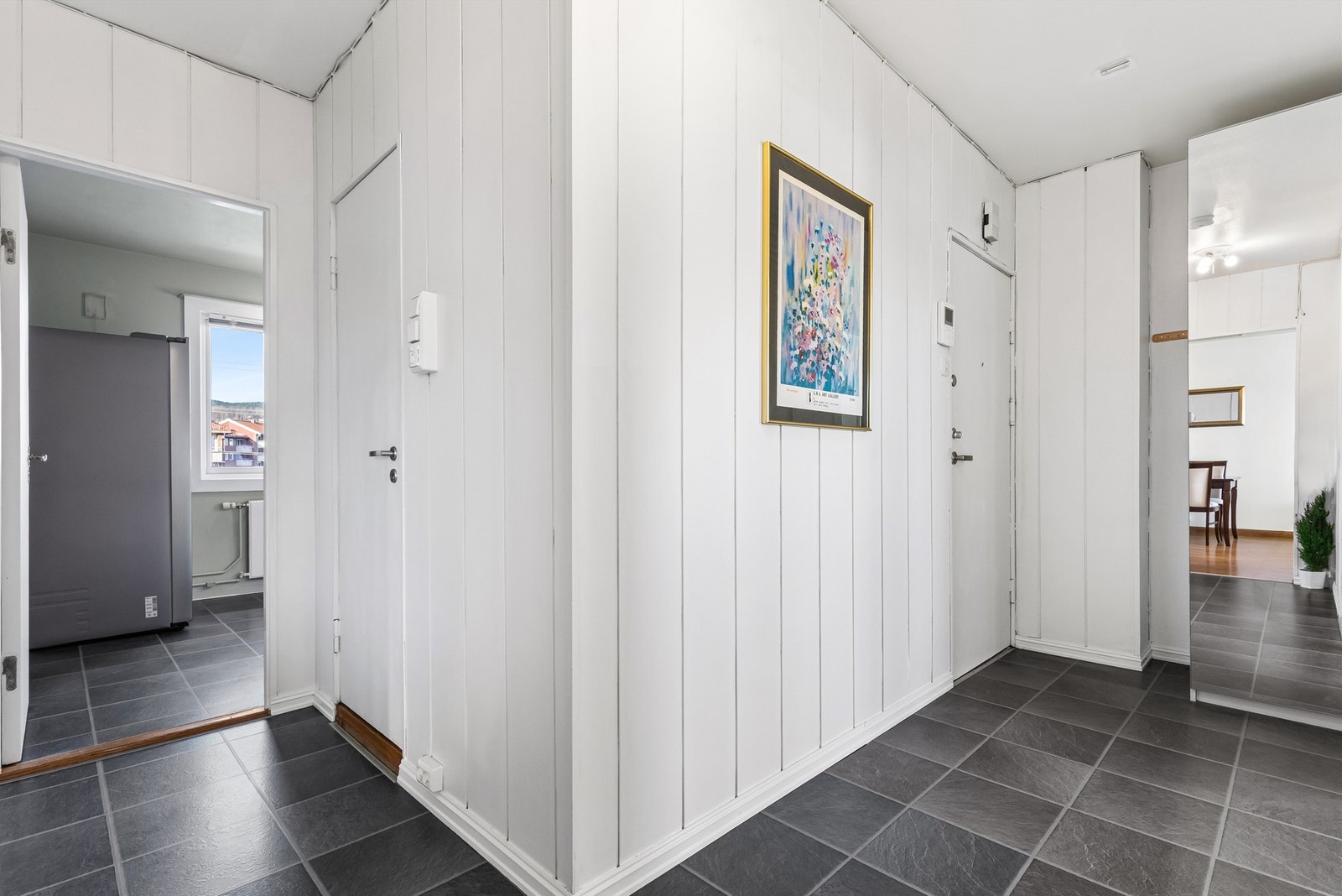 Romslig entré med meget god utforming og plass til garderobeskap, sittebenk, skohylle m.m. Galleribilde