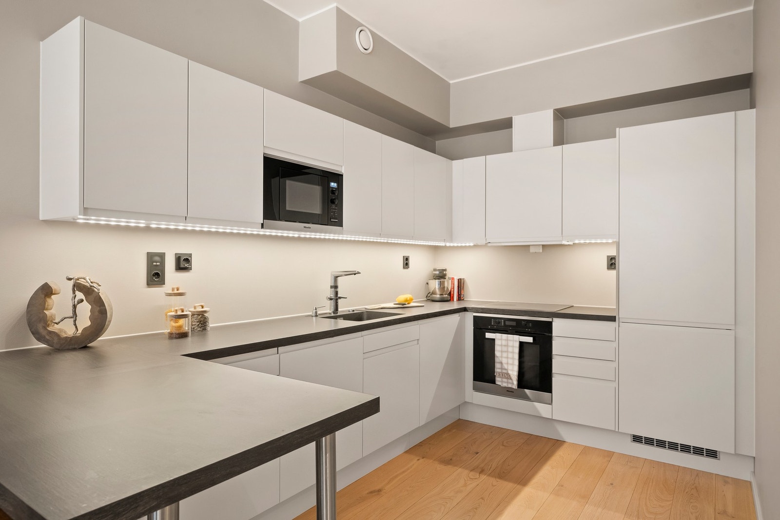 Innredningen er fra Sigdal og har en klassisk vinkelform som gjør at man har det meste innenfor en armlengdes avstand Galleribilde