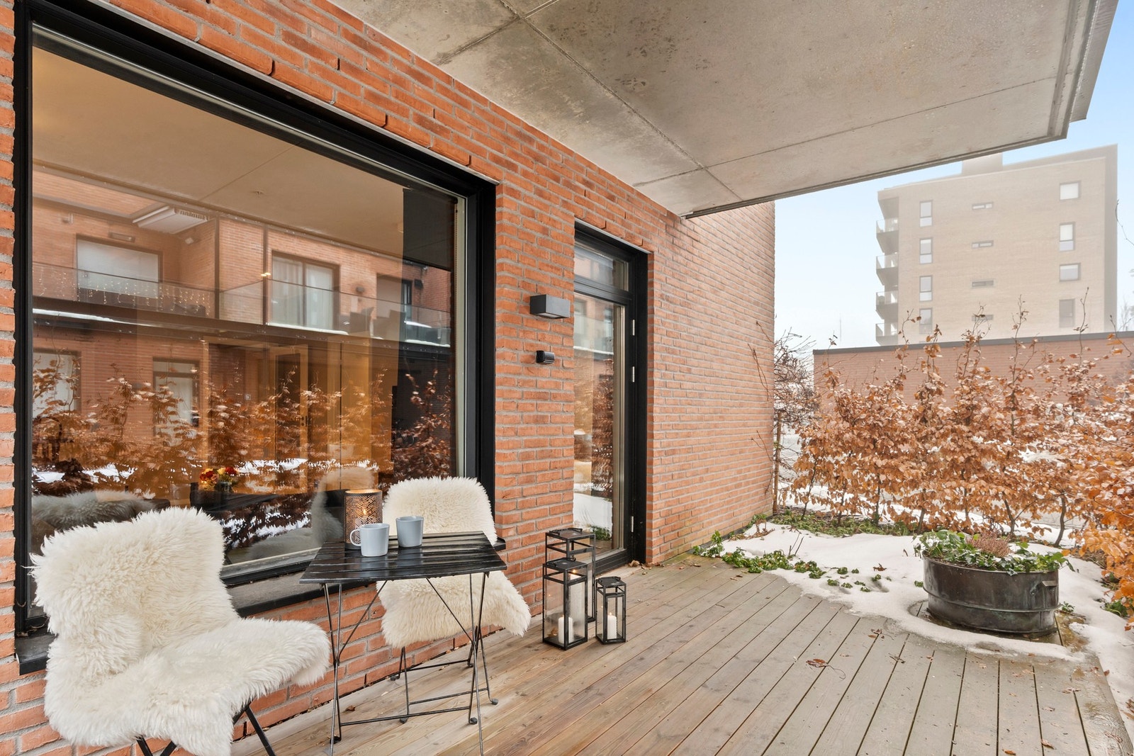 Fine sommerdager kan tilbringes på en markterrasse som har utgang fra stuen. Galleribilde