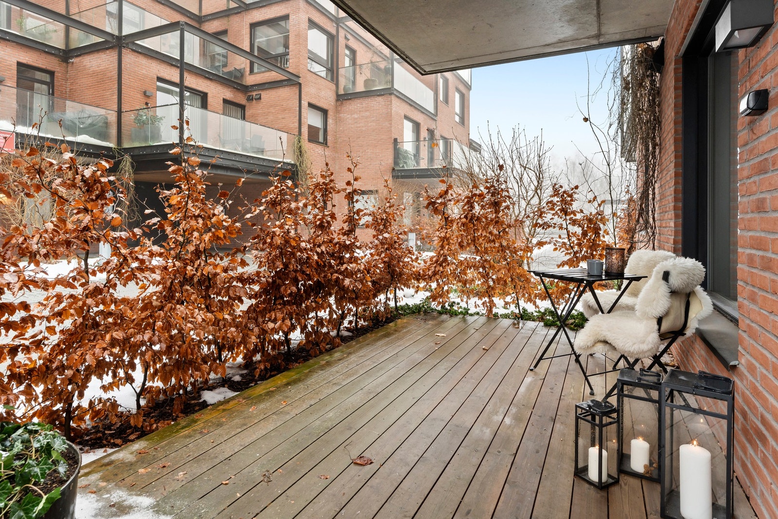 Rundt terrassen er det bed med bøkehekk som deler av året er rustfarget som vist i bilde, og på sommerhalvåret er hekken frodig grønn. Galleribilde