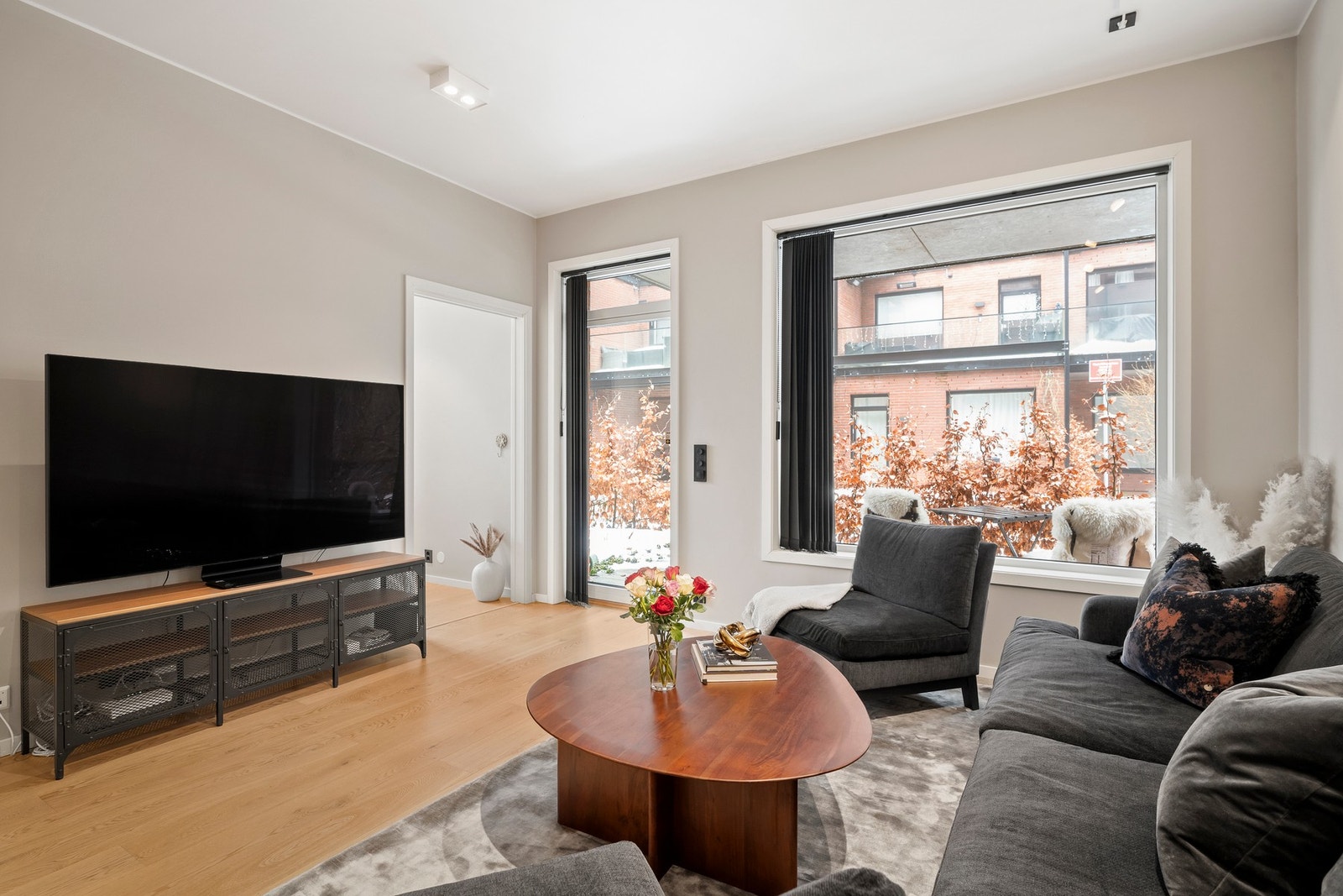 Stuens utforming gjør det enkelt å møblere med sofa og tv-møblement. Galleribilde