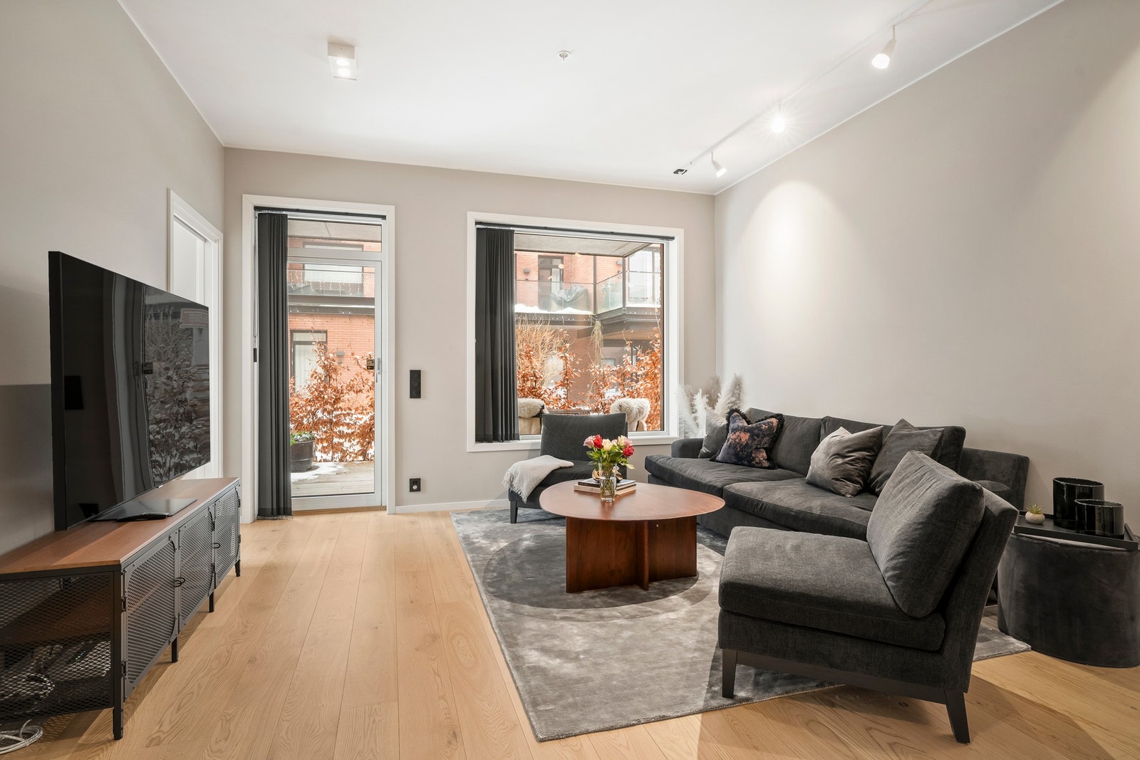 Takhøyden er god og vannbåren gulvvarme sørger for behagelig temperatur under føttene. Dagslyset får man via et stort vindu og det er utgang til terrassen. Galleribilde