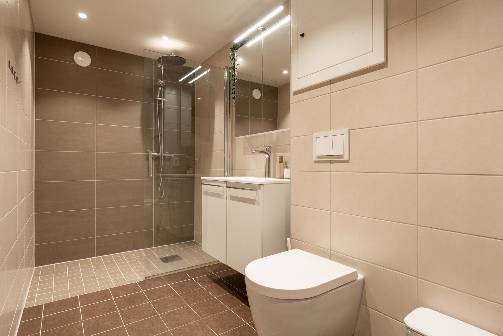 Videre har leiligheten et delikat, helfliset bad. Galleribilde