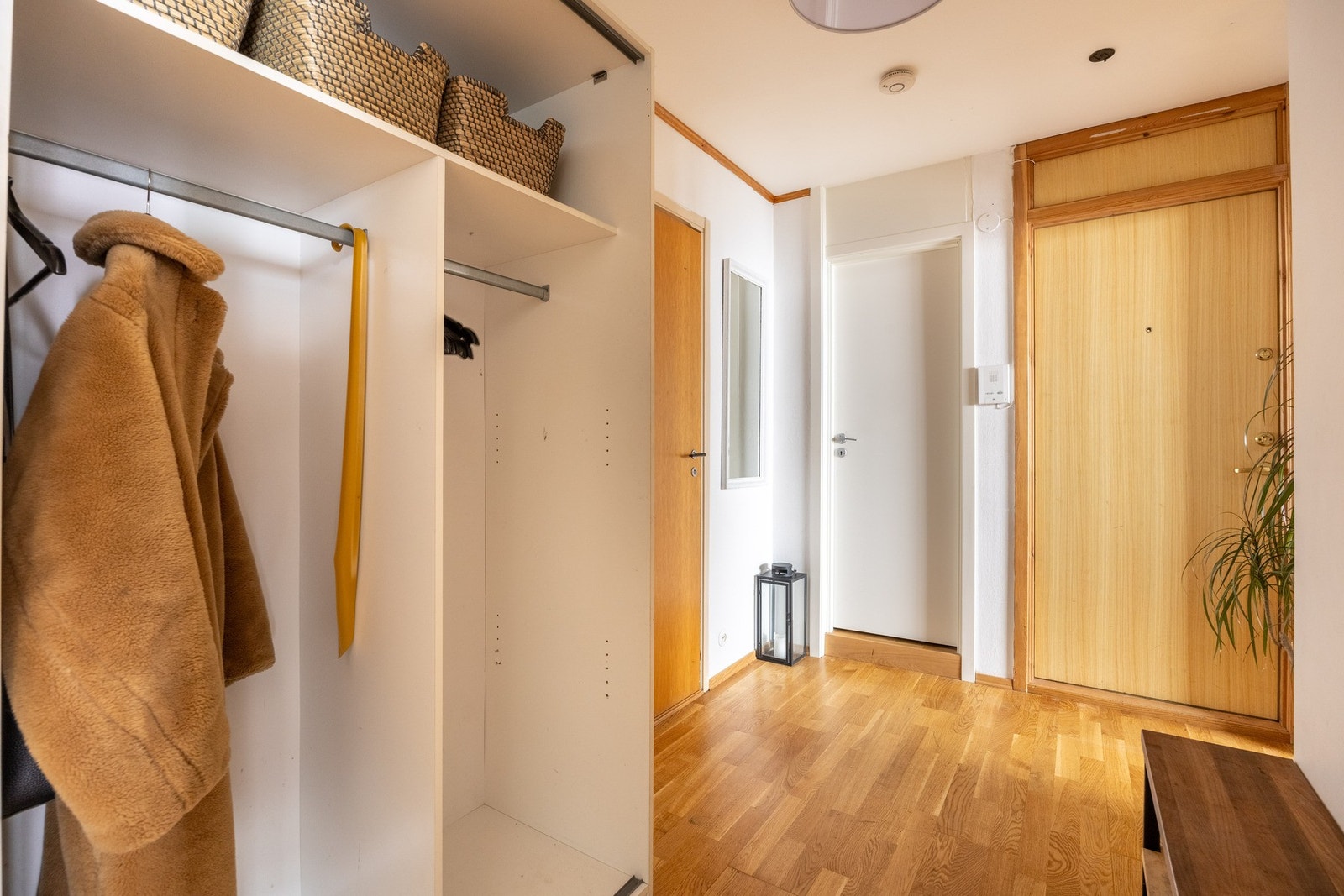 Adkomst til leilighetsplan med heis. Oppgangen har callinganlegg. Galleribilde