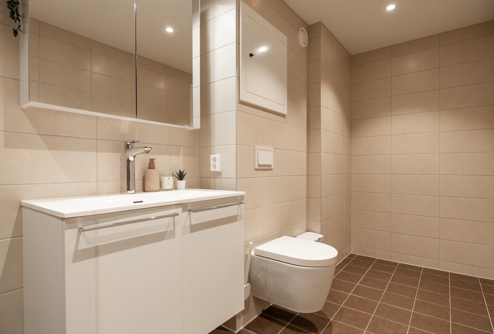 Tidløst flisvalg og innredning. Det er gulvvarme, samt downlights i himling. Galleribilde