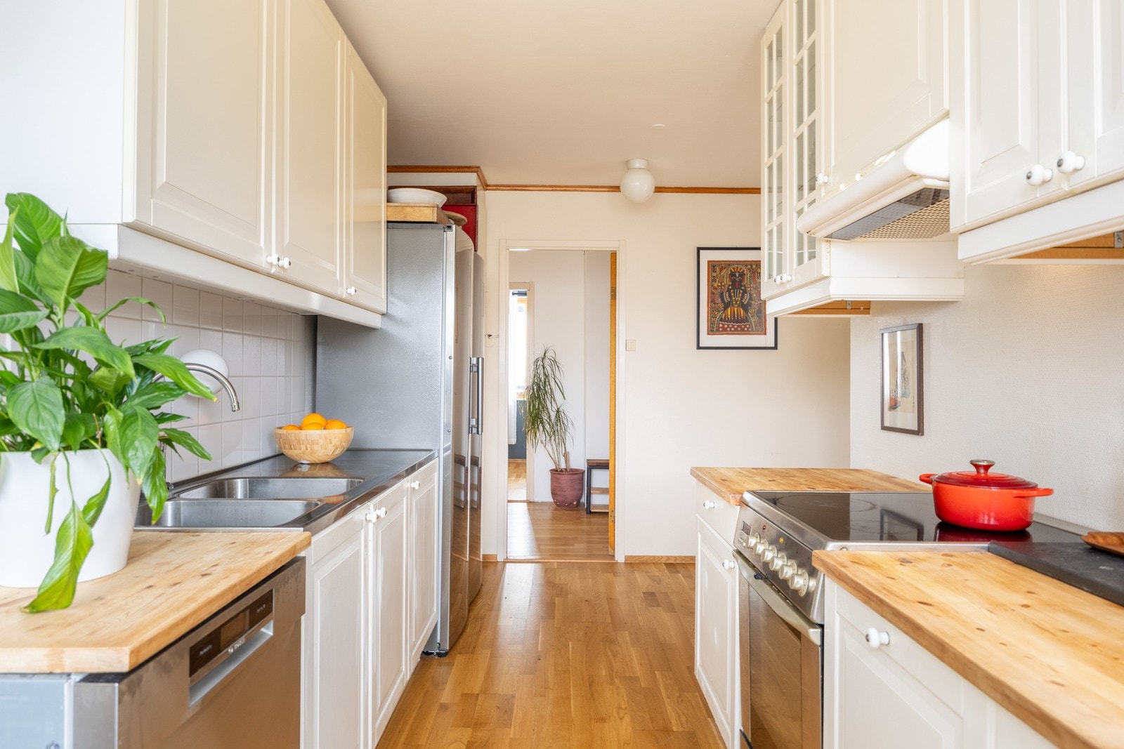 Det er en fin kombinasjon av skap- og benkeplass for både oppbevaring og matlaging. Galleribilde