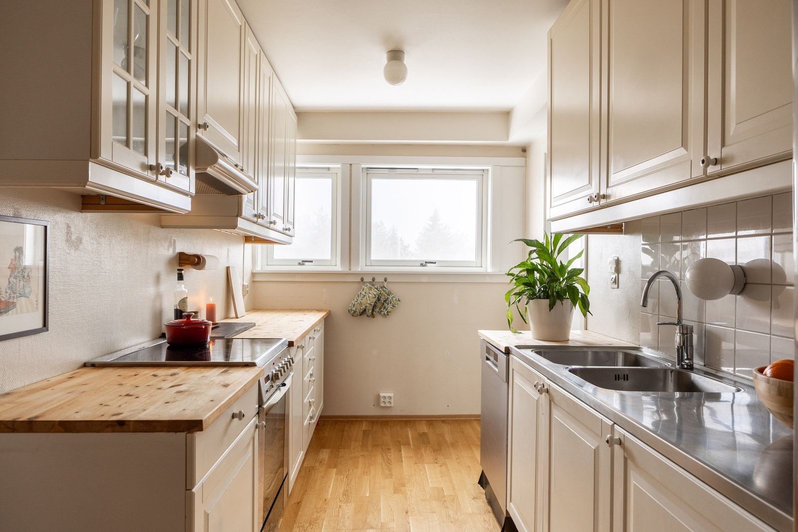 Pent kjøkken med tidsriktig innredning. Galleribilde