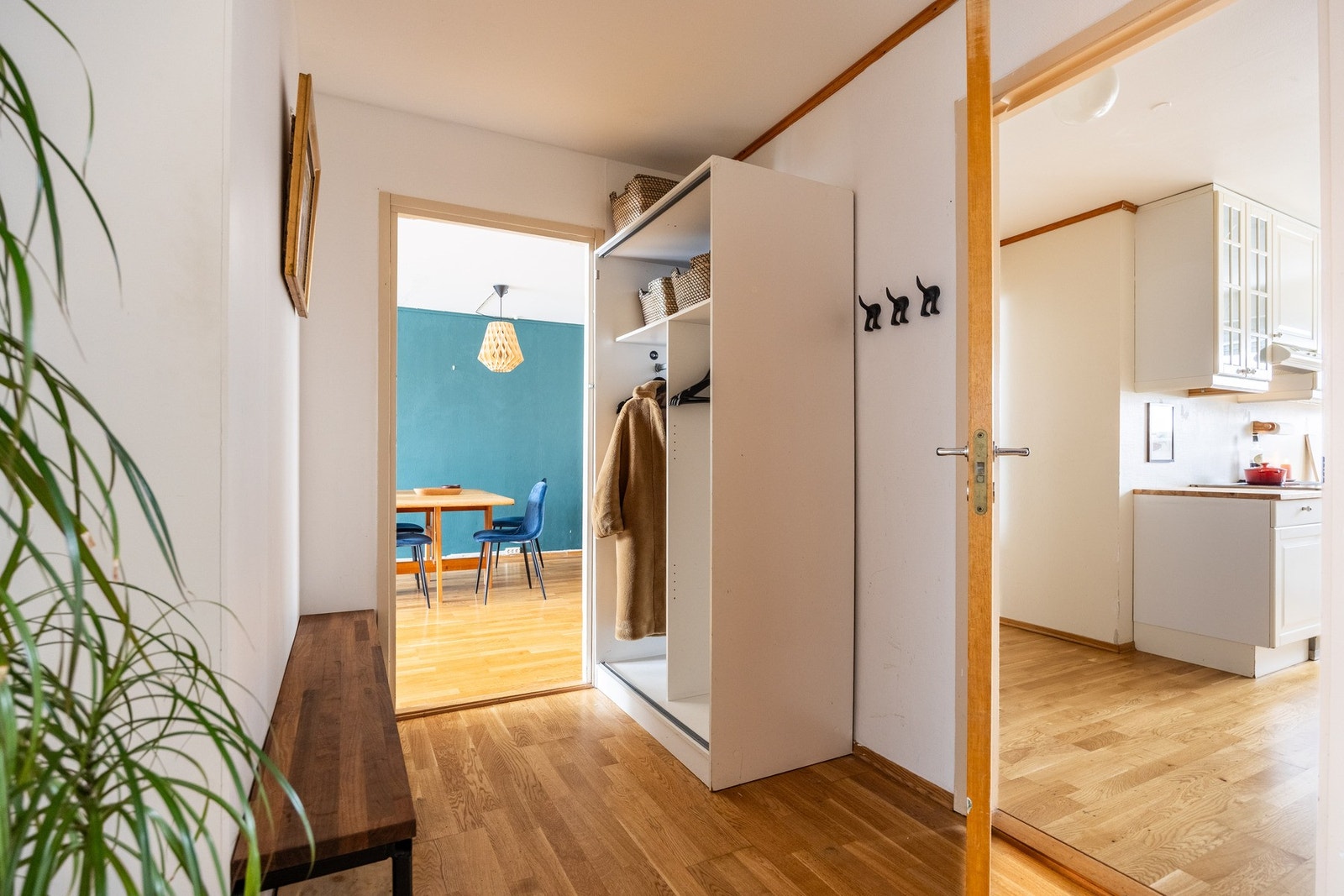 Det er rikelig med oppbevaringsplass i leiligheten. Galleribilde