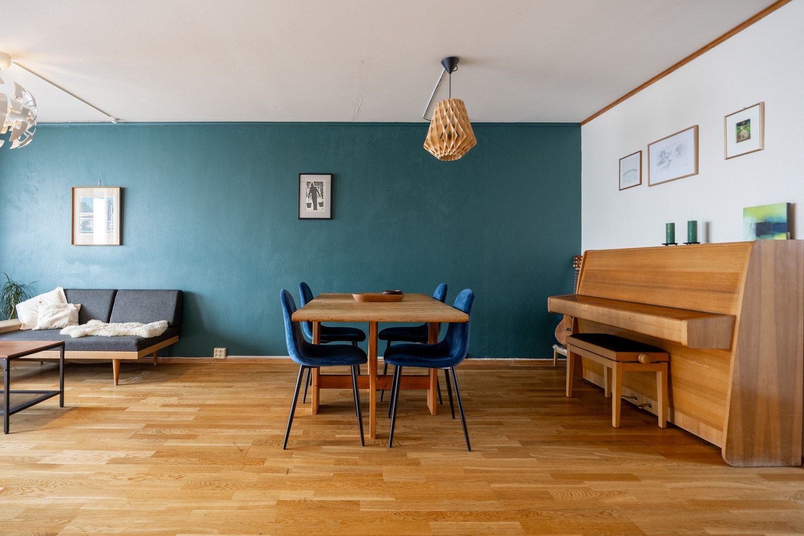 Stuen har god plass til å innrede i ulike soner, både med TV-krok og spisestue. Galleribilde