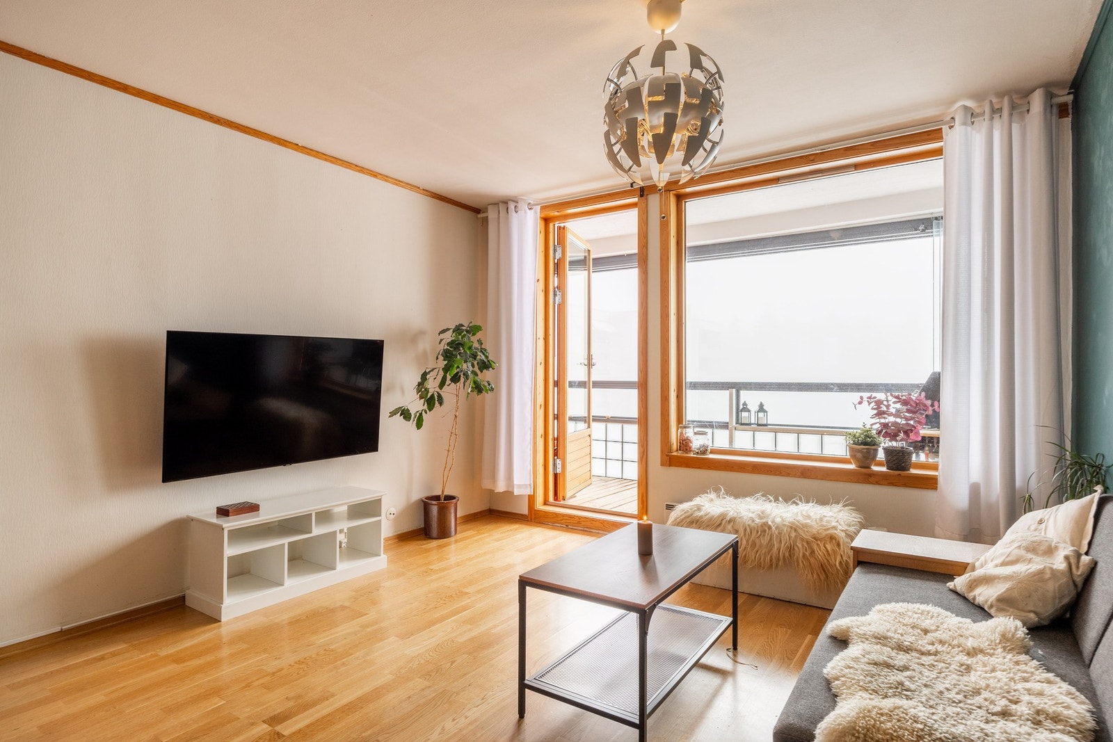 Store vindusflater slipper inn rikelig med naturlig lys. Galleribilde