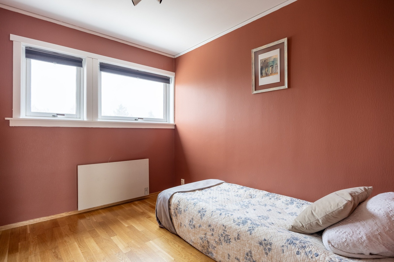 Plass til seng, nattbord og oppbevaringsmøbler. Galleribilde