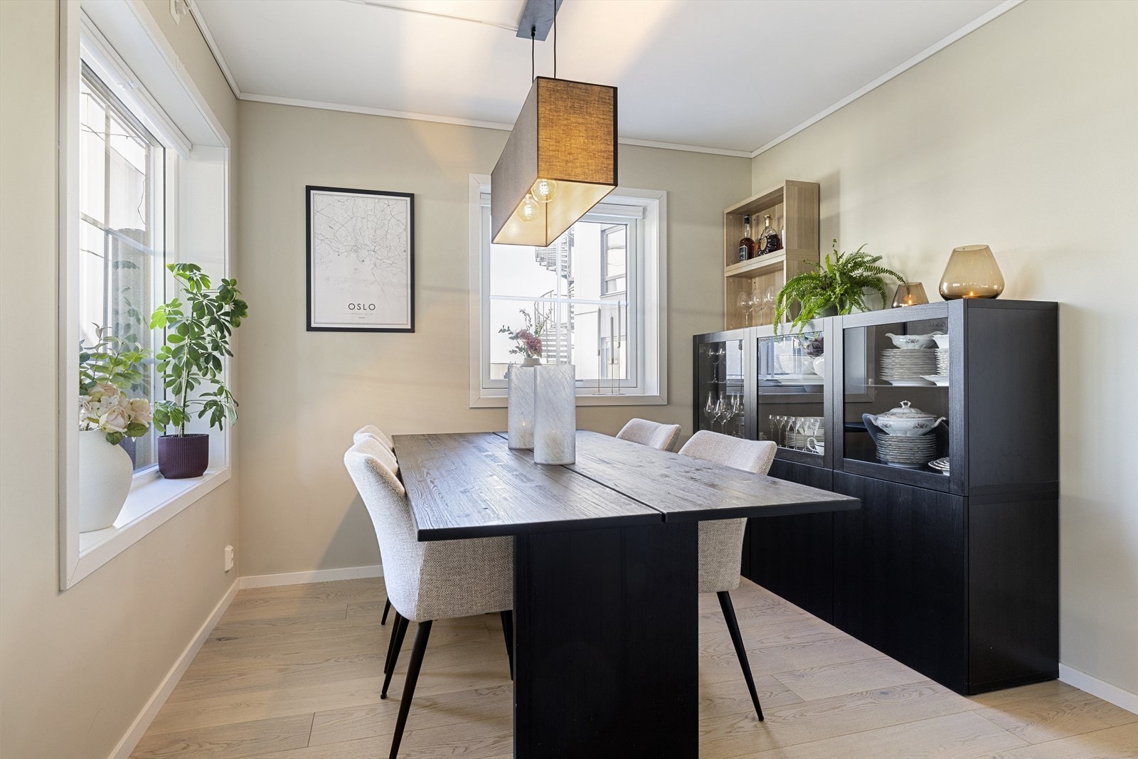 Her er det godt med plass til et stort spisebord som rommer familie og venner! Galleribilde