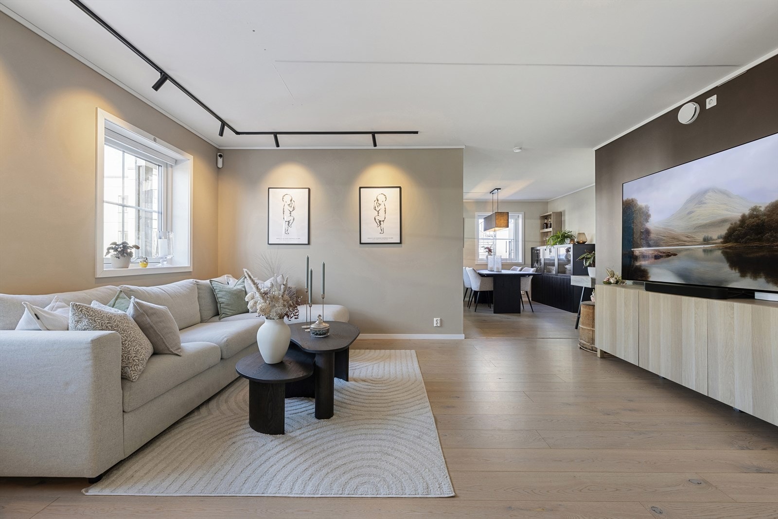 Dette er en stor leilighet i flermannsbolig med 3 gode soverom og stor uteplass, perfekt for familien. Galleribilde