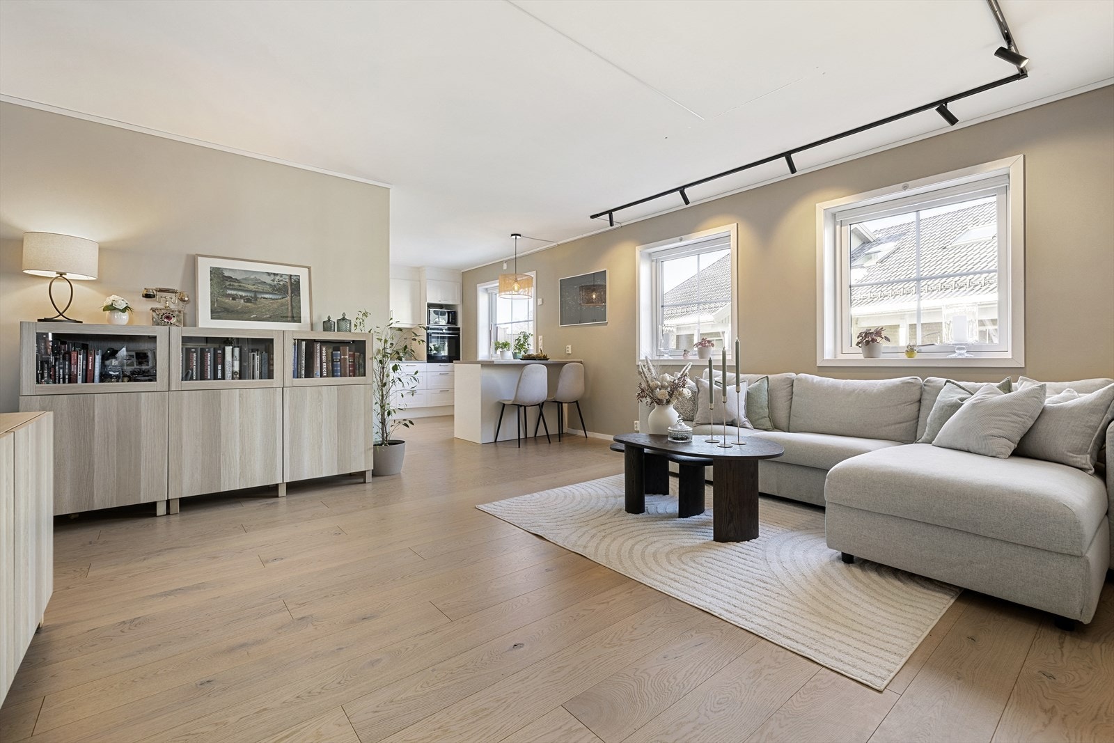 Leiligheten har en lys og romslig stue-/kjøkkenløsning med vegger malt i en moderne fargetone, og lekker 1-stavs parkett på gulv. Galleribilde