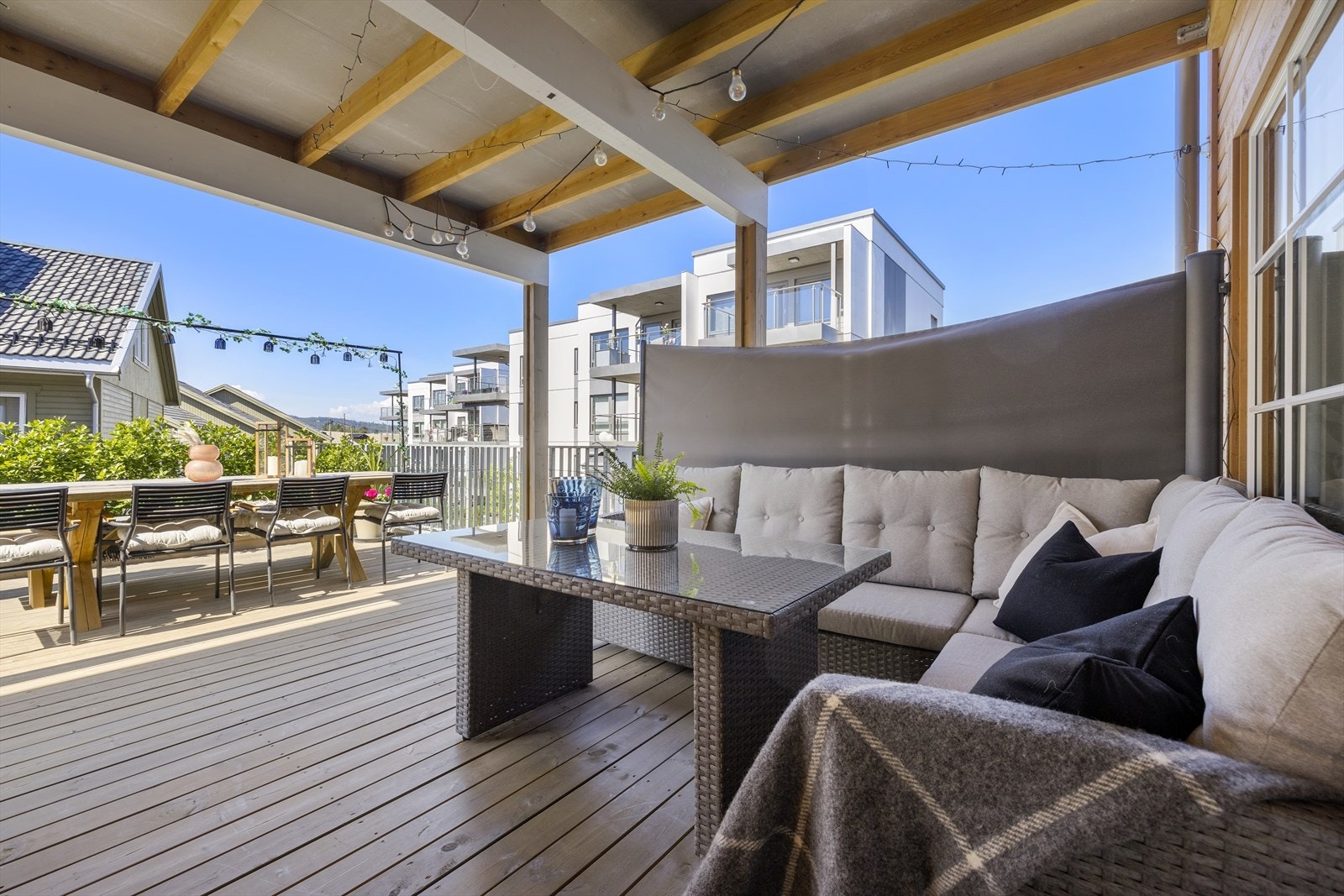 Her sitter du usjenert med levegger som dekker for innsyn. Galleribilde