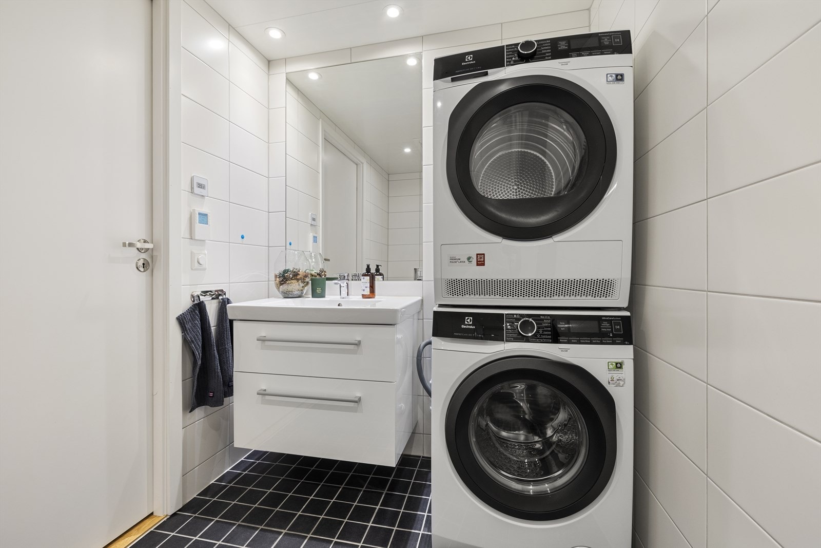 Innredningen består av servantskap med nedfelt servant, underskuffer og 1-greps blandebatteri. Dusjnisje med glassdør, opplegg for vaskemaskin og vegghengt toalett. Galleribilde