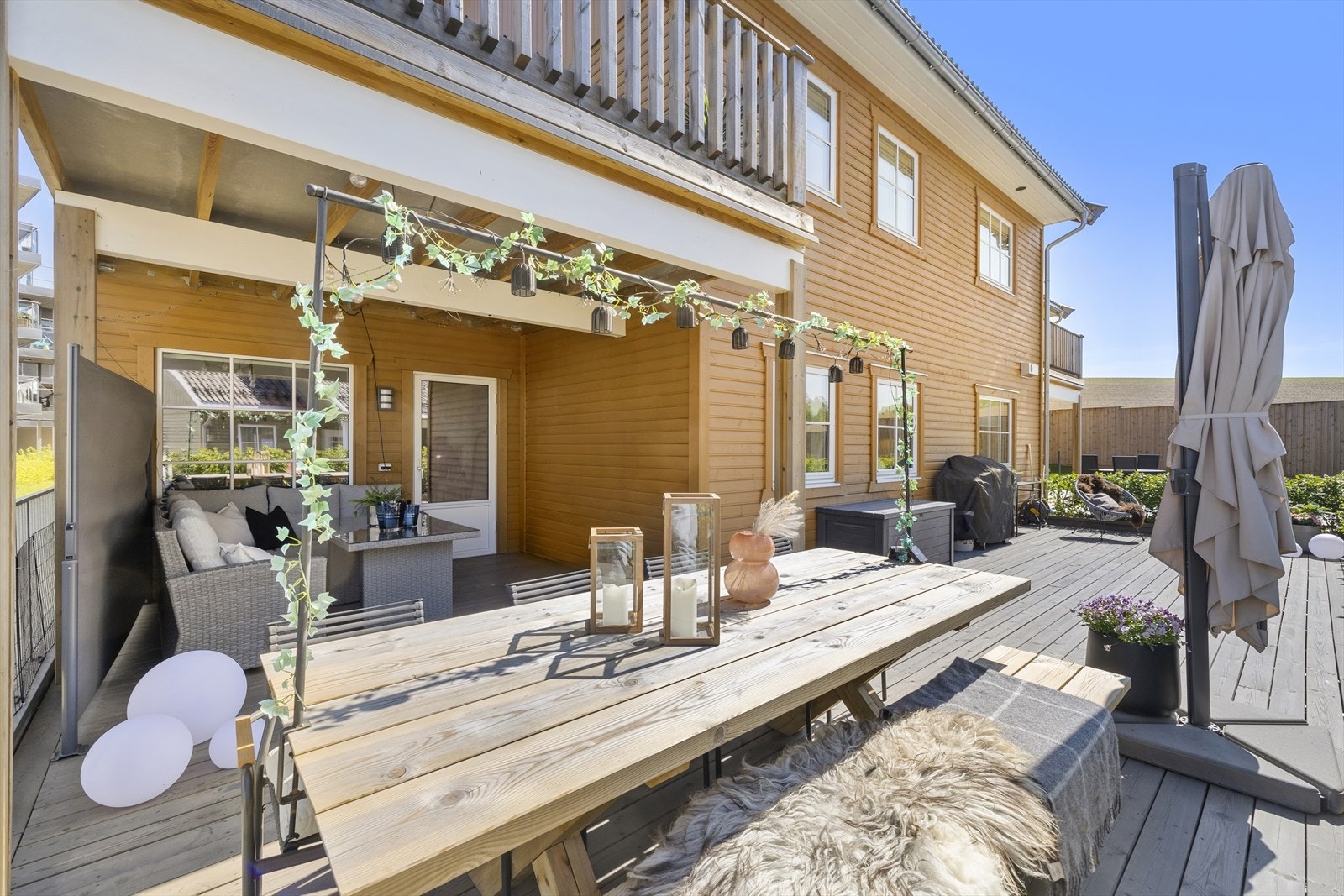 Det er utgang til uteplassen fra stuen, denne er på ca. 50 kvm, ligger vestvendt og er delvis overbygd. Galleribilde