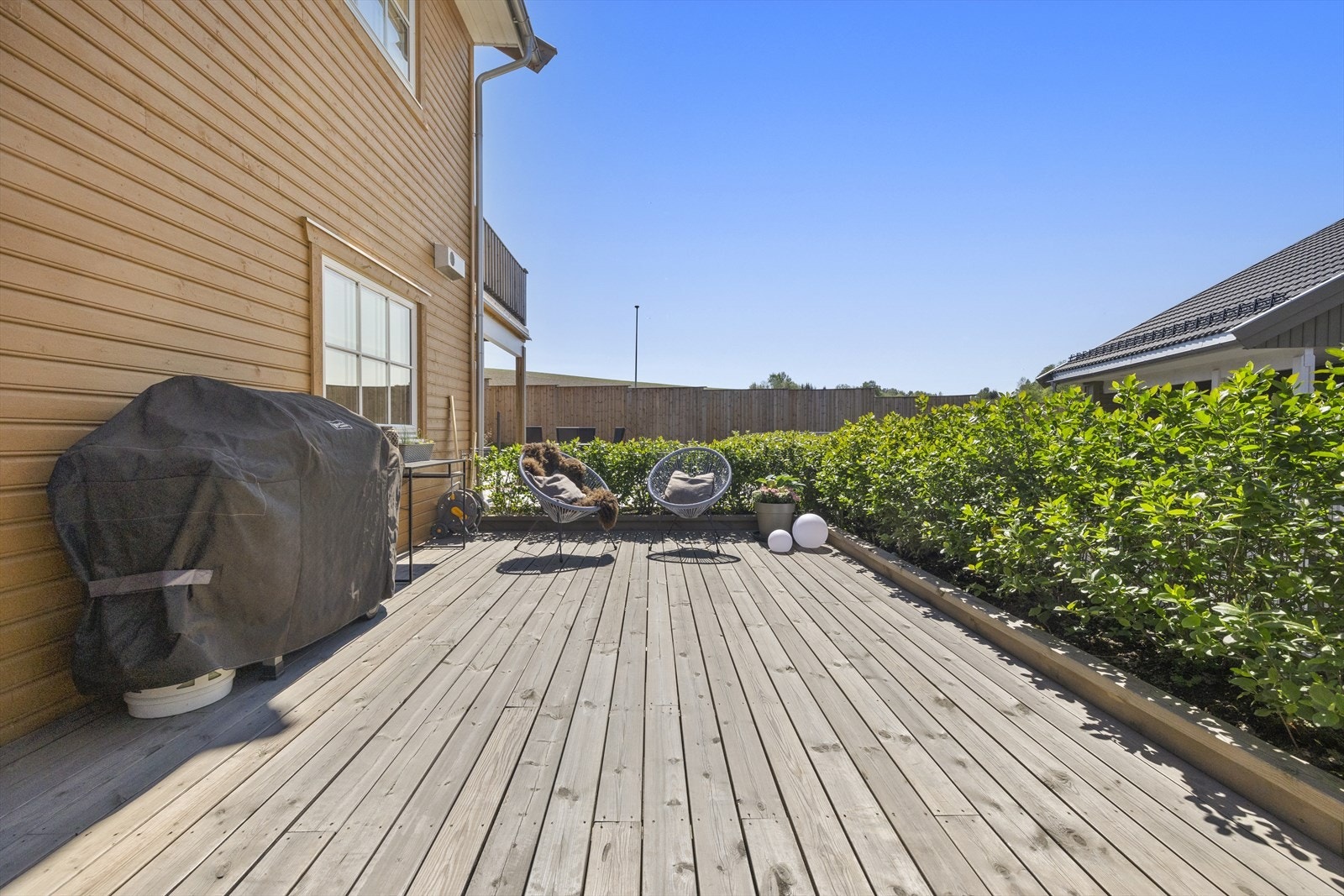 At terrassen er delvis overbygd er praktisk om du ønsker skygge fra solen, eller om du vil sitte utendørs i lett sommerregn. Galleribilde