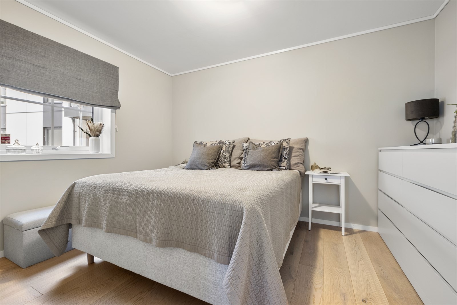 Soverommet er av god størrelse med plass til dobbeltseng med tilhørende nattbord, samt øvrig oppbevaring. Galleribilde