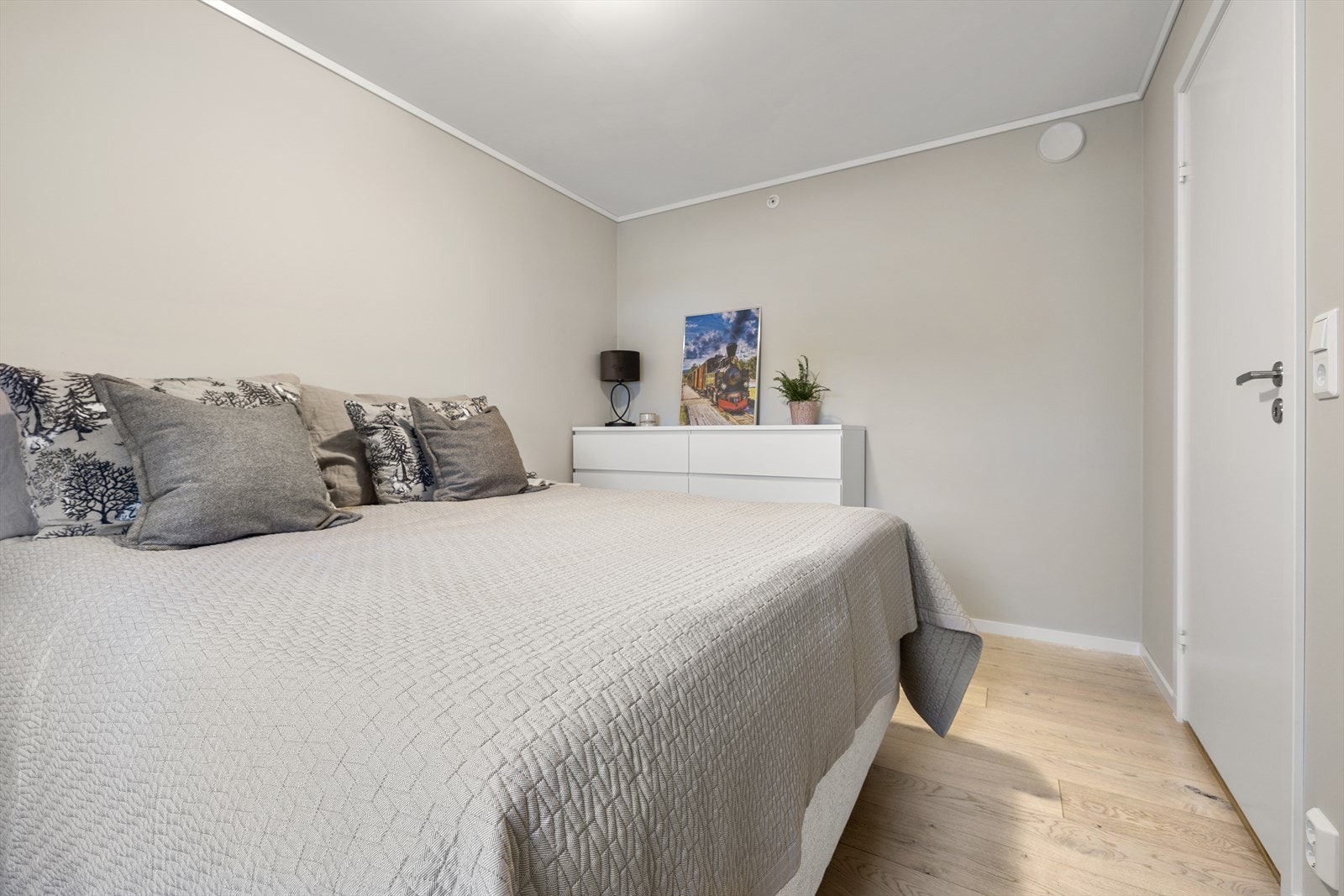 Samme lekre gulv og moderne farger her inne. Galleribilde