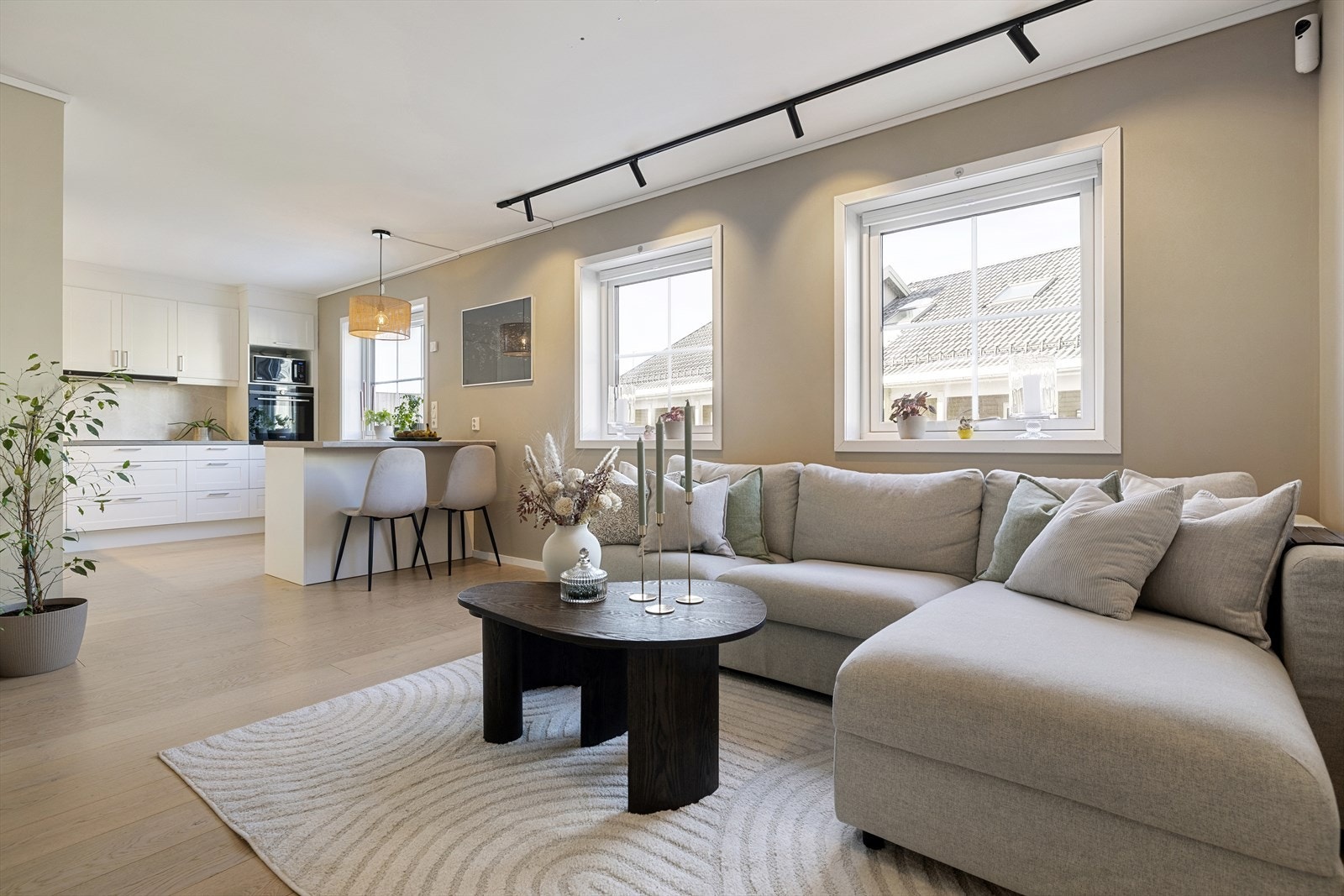 Rommet er delt i flere soner, som gjør det enkelt å innrede med både sofaavdeling og spisestue. Galleribilde