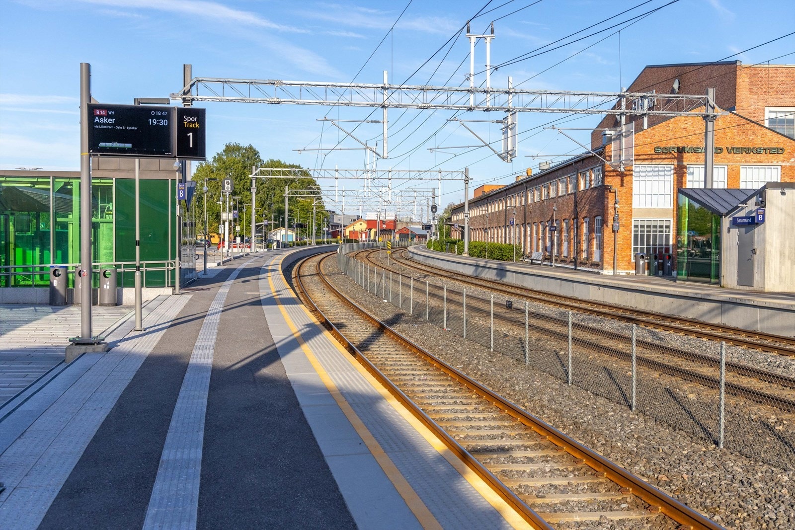 Sørumsand Stasjon med regelmessige togavganger mot Oslo og Kongsvinger. Galleribilde