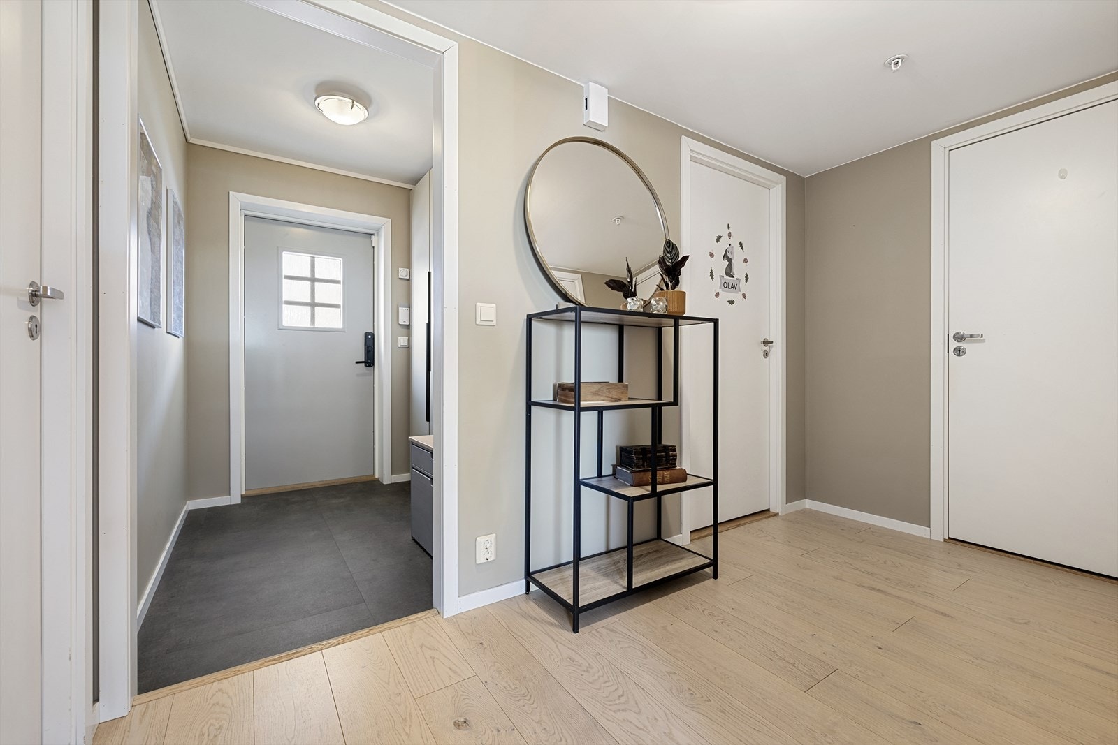 På gulvet i entréen er det lagt laminat for enkel rengjøring. Fra entréen kommer du inn i gangen der det er ekstra plass for oppbevaring av yttertøy og sko, og det er inngang til en ekstra bod for ytterligere oppbevaring. Galleribilde
