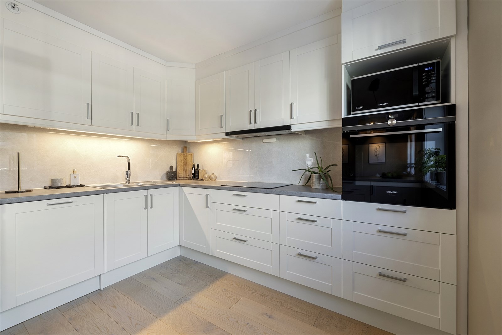 Det er integrert oppvaskmaskin, ovn og platetopp fra Siemens, og nisje til frittstående kjøl/frys. Galleribilde