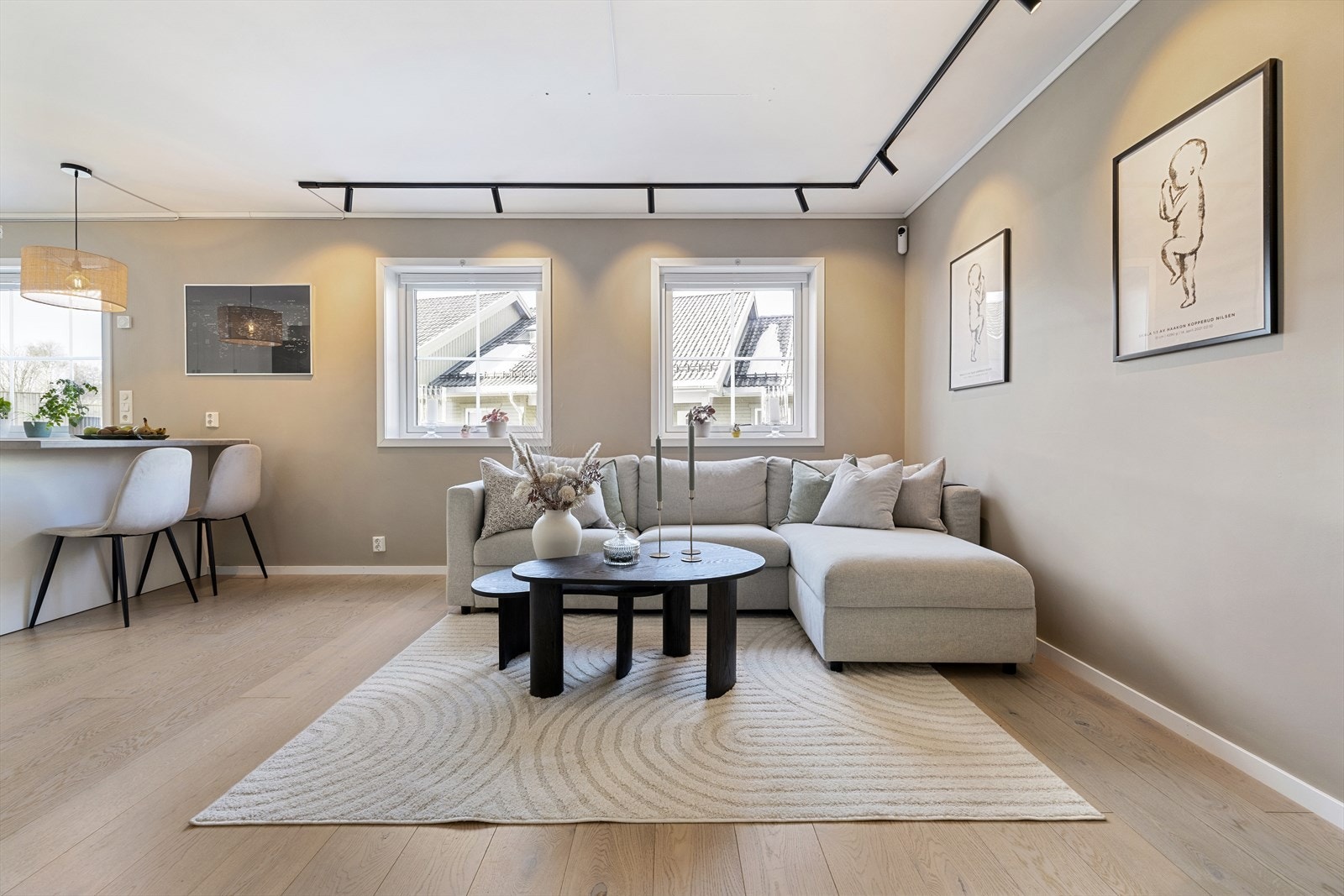 Det er montert sorte skinner som gjør belysningen svært god. Galleribilde