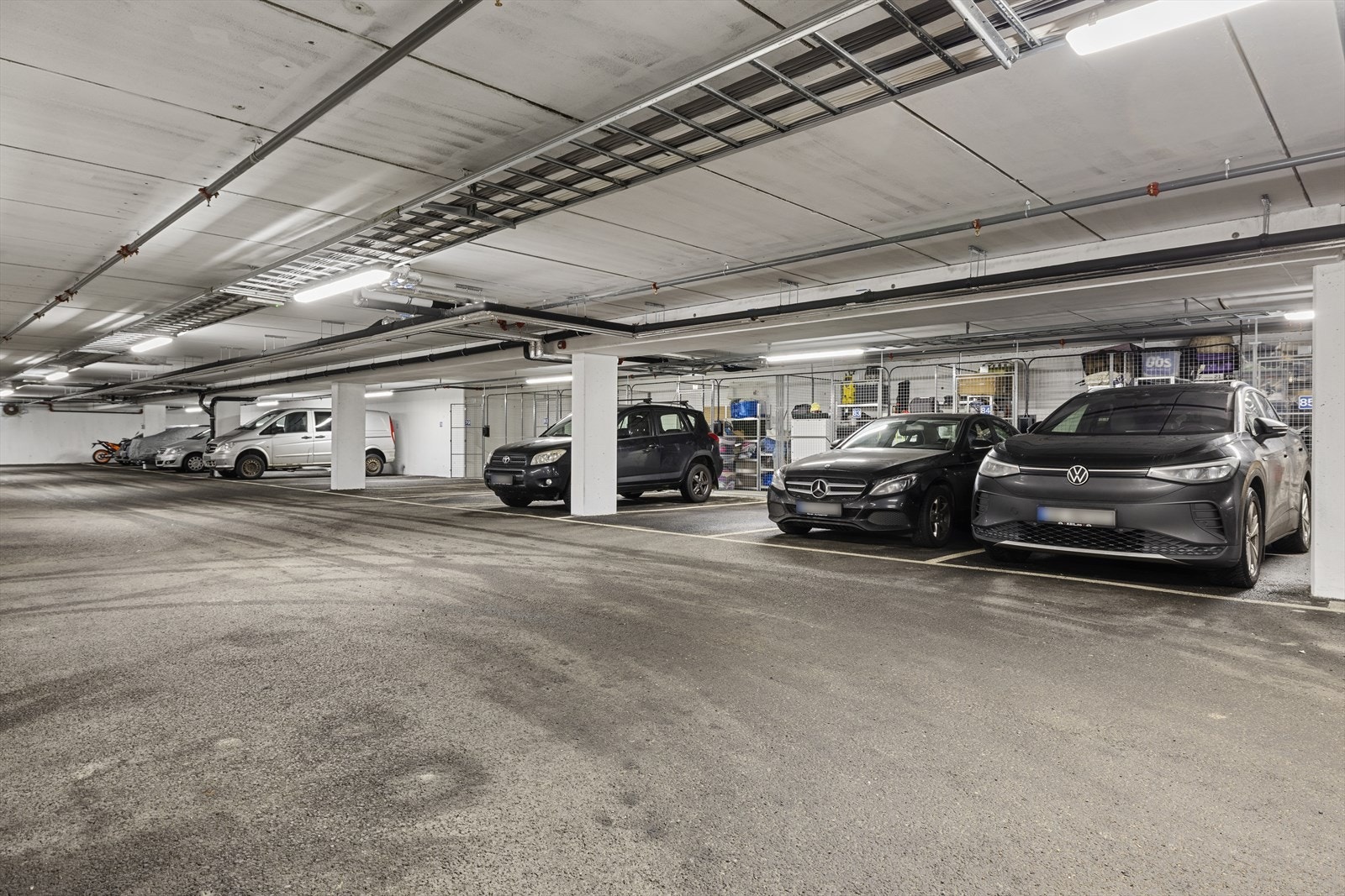 Leiligheten disponerer fast garasjeplass med opplegg for elbil-lader Galleribilde