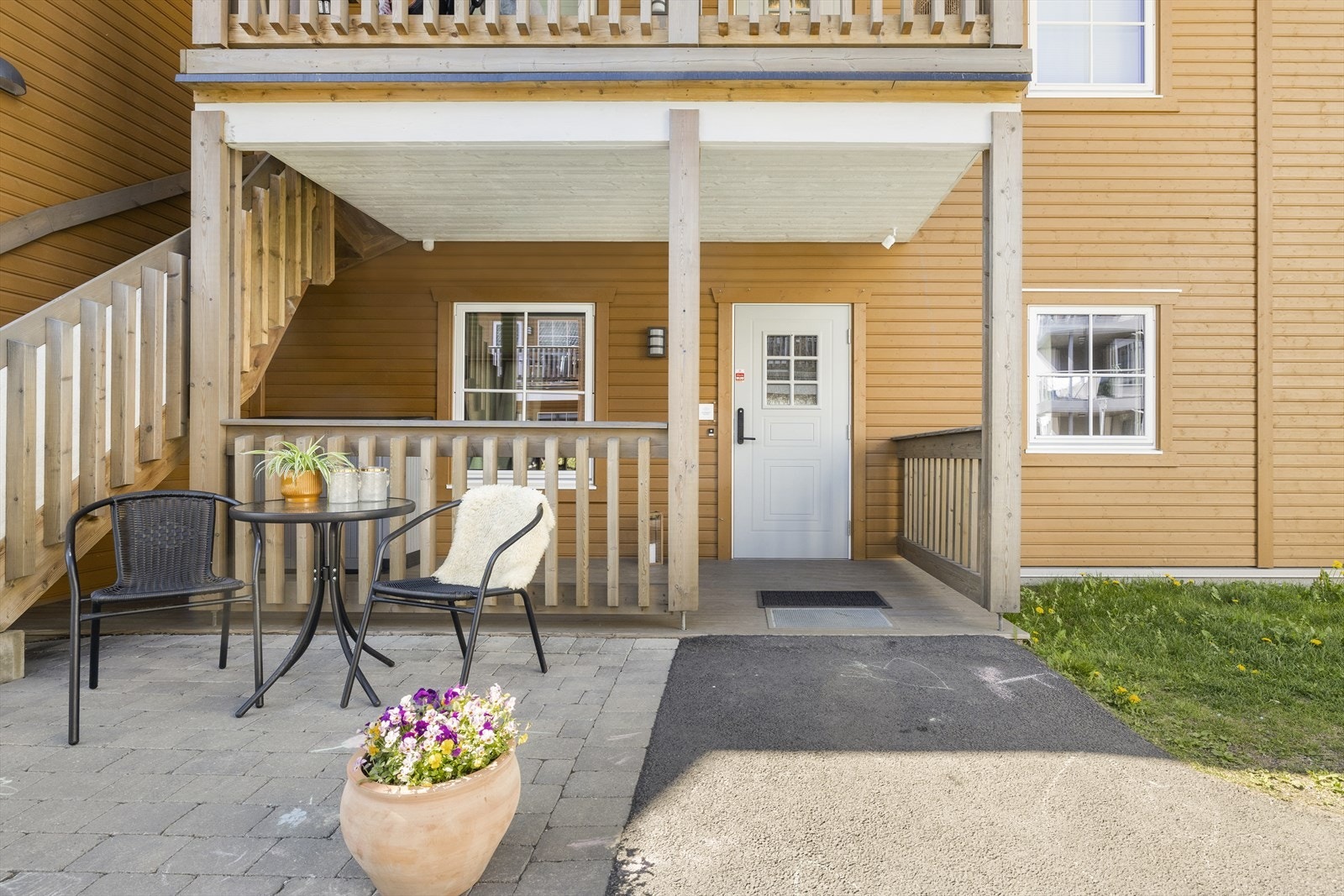 Ved inngangen er det en hyggelig, østvendt og overbygd terrasse på ca. 11 kvm. Galleribilde
