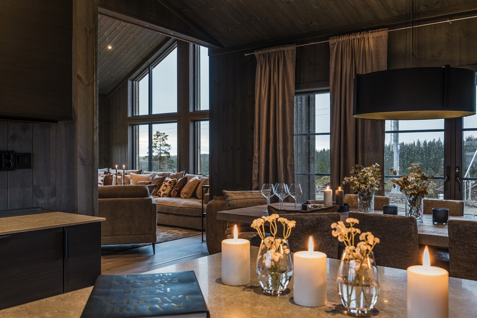 Hytten har et svært romslig kjøkken med god plass til et stort spisebord for familie og venner. Galleribilde