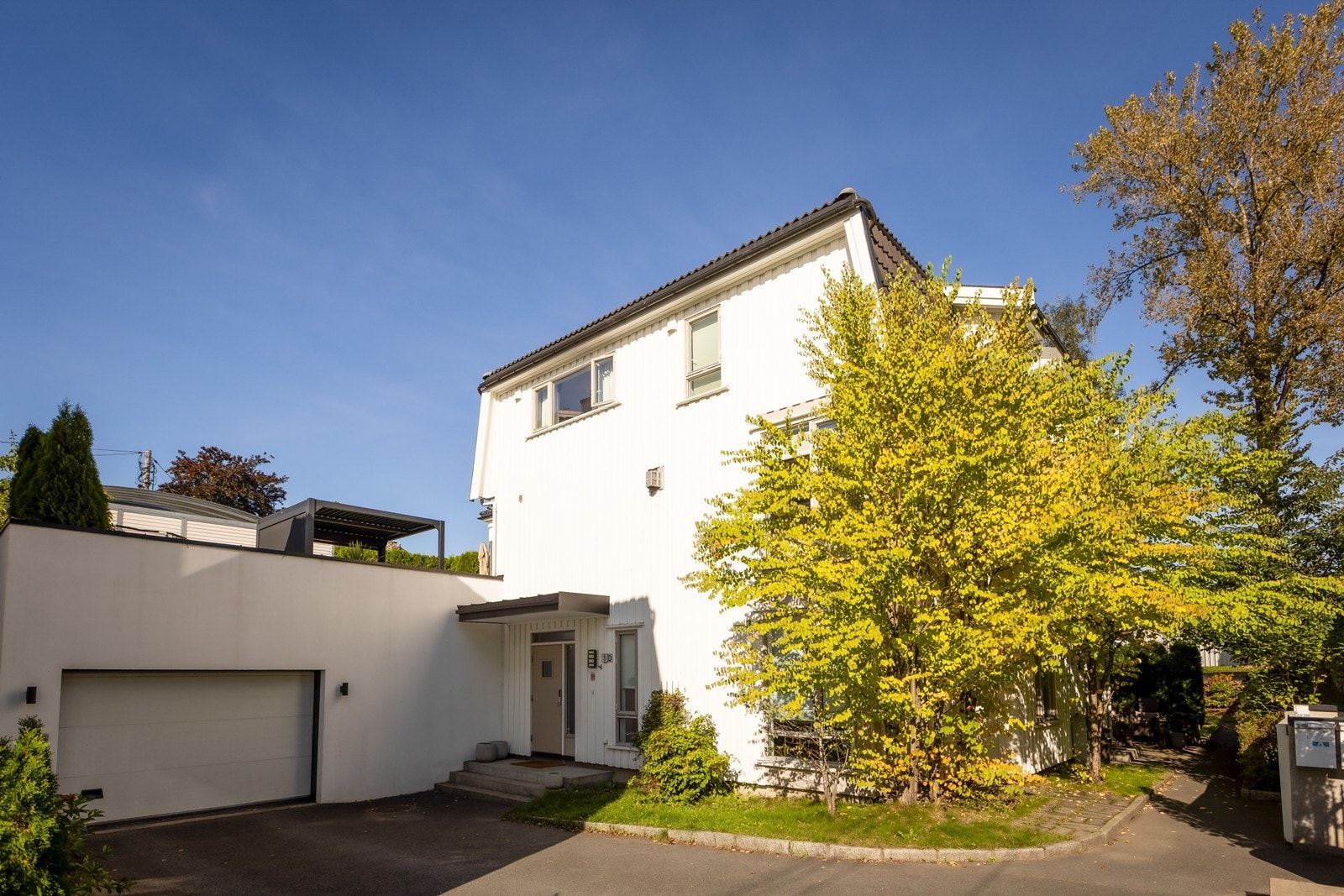 Sameiet disponerer to gjesteparkeringsplasser, en ute og en i felles garasje. Galleribilde