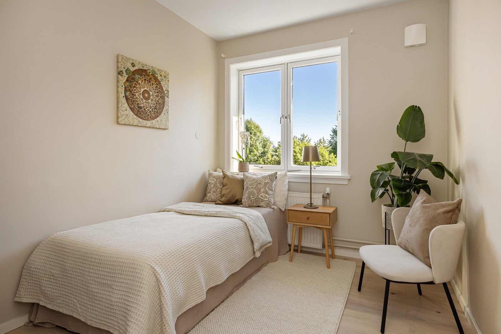 Lysinnslippet sammen med takhøyden på ca. 2,66 meter gir en luftig romfølelse. Galleribilde