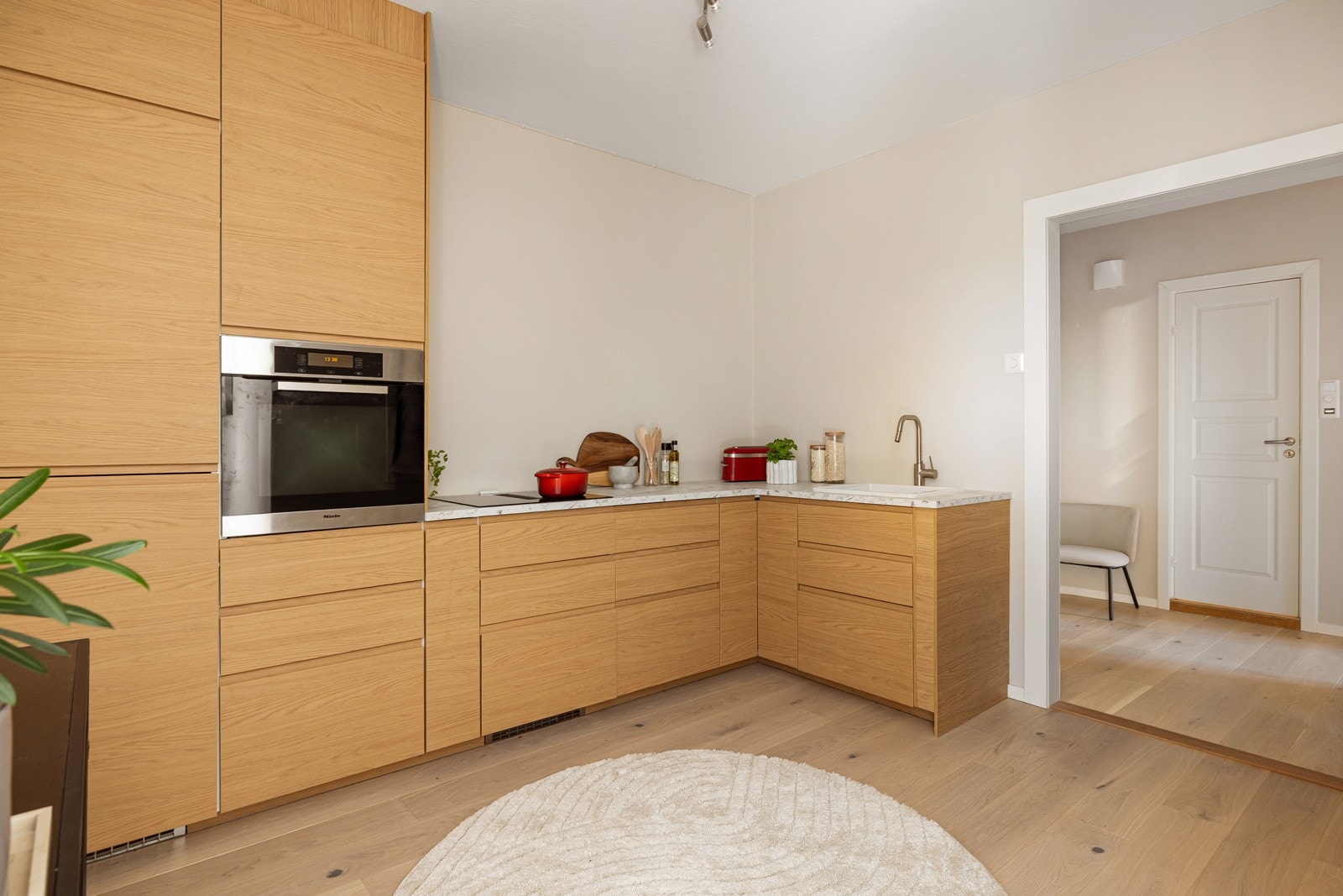 Tidsriktig og flott kjøkkeninnredning som var ny i 2025. Innredningen har glatte fronter og laminert benkeplate med nedfelt oppvaskkum i porselen. Galleribilde