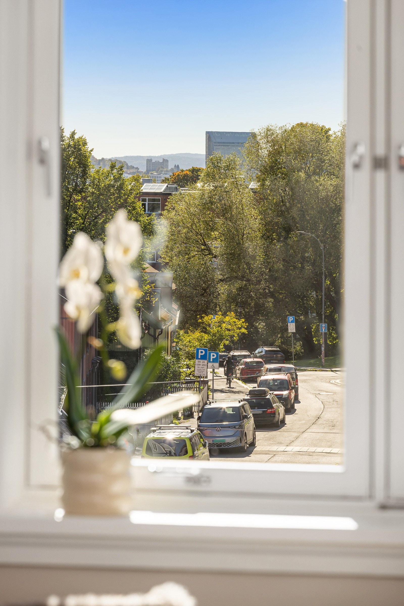 Også dette soverommet har en stor vindusflate uten innsyn og fin utsikt. Galleribilde