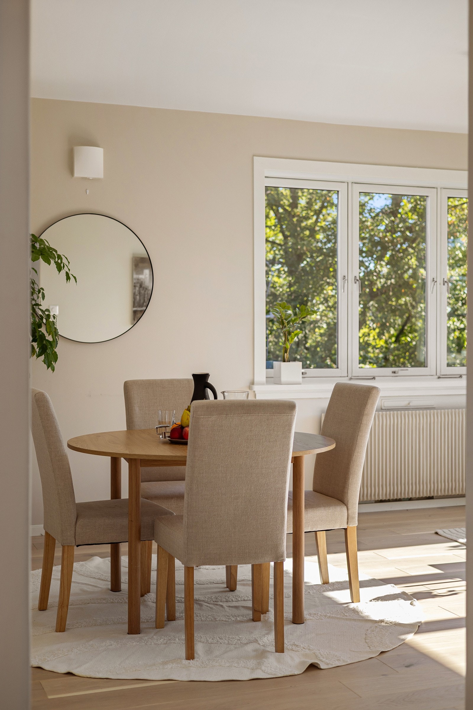 Leiligheten holdes god og lun på vinterstid med oppvarming til radiatorer. Både oppvarming, varmtvann og bredbånd er inkludert i felleskostnadene. Galleribilde