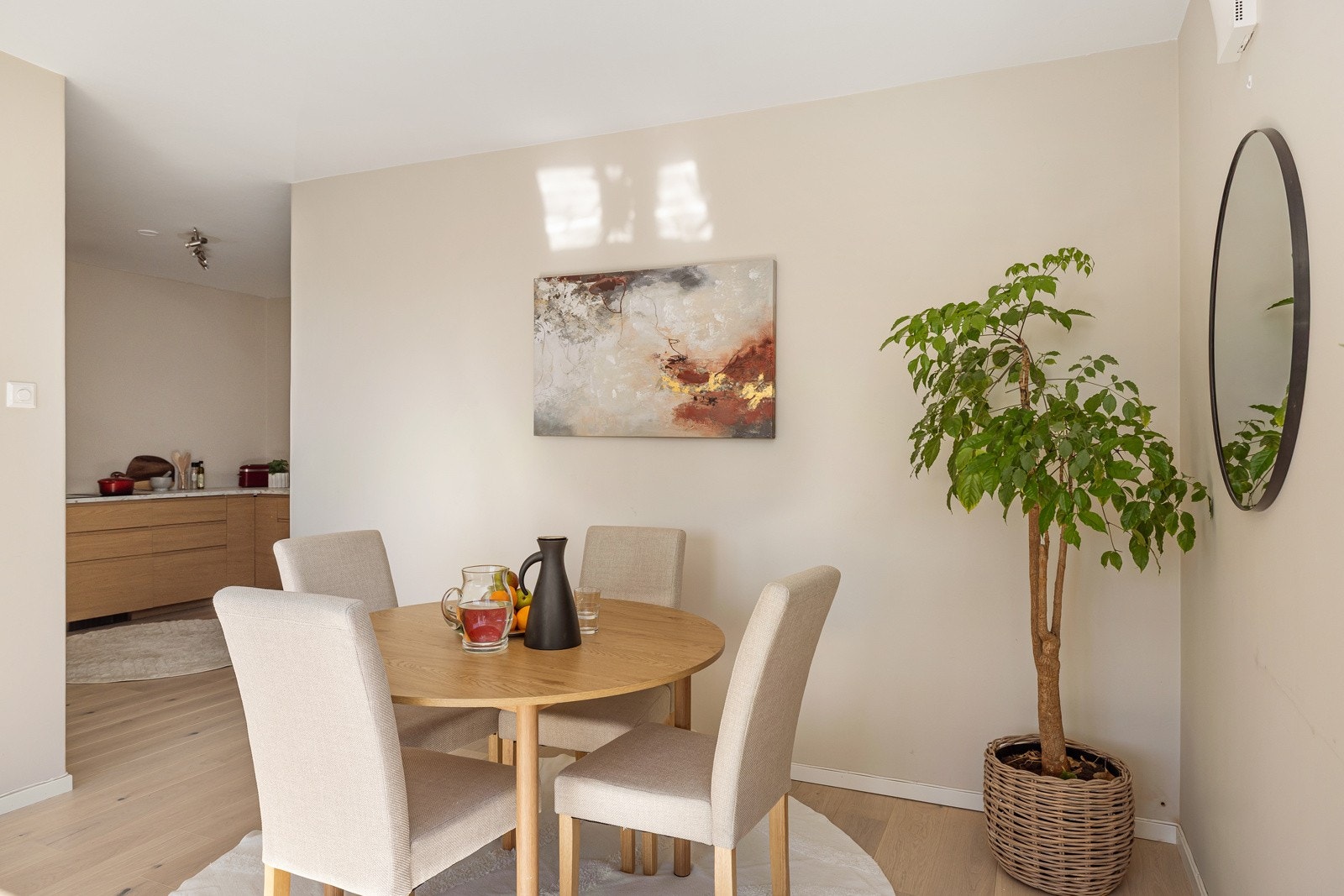 God standard med pen enstavs parkett på gulv og glatte overflater malt i en innbydende farge. Galleribilde