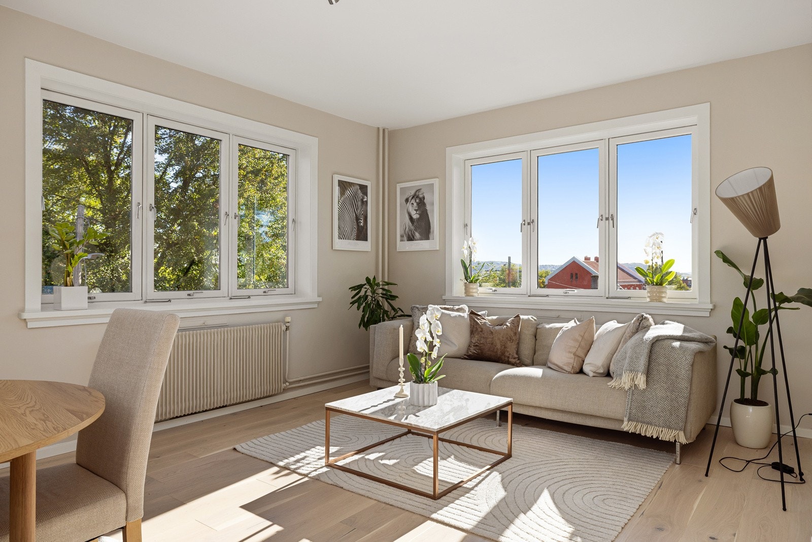 Beliggenheten på hjørnet i byggets 3. etasje med store vindusflater mot to ulike himmelretninger sørger for rikelig med naturlig lys. Galleribilde