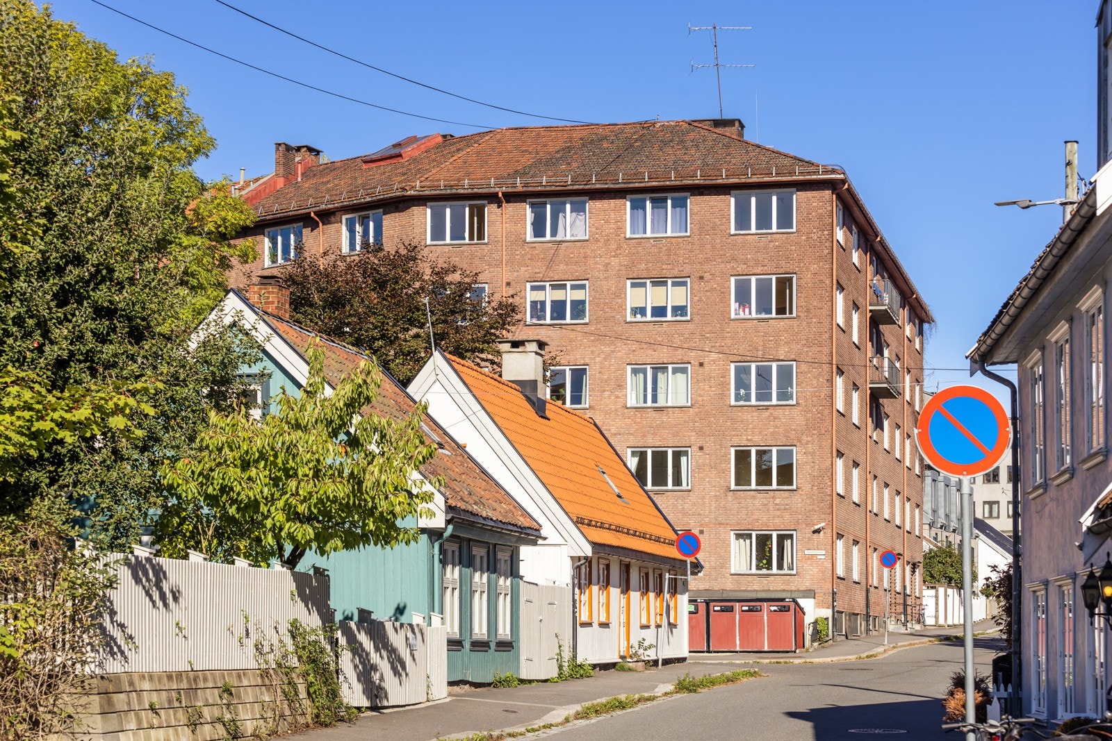 Leiligheten ligger sentralt til i et svært attraktivt og rolig boligområde sentralt på Sagene, ved den gamle trehusbebyggelsen og med Akerselva med turveier rett utenfor døren. Galleribilde