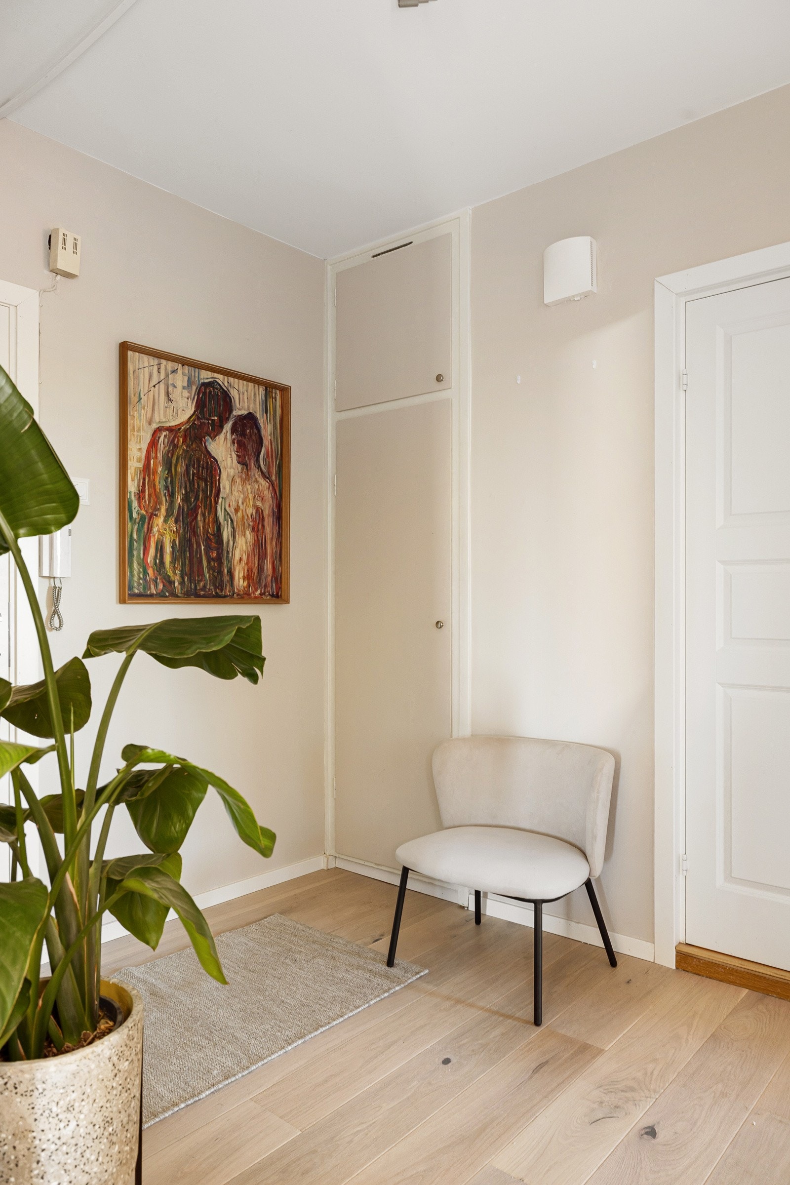 I entréen har plass til sko og yttertøy i innebygd garderobeskap, samt ytterligere plass til oppheng, skoskap eller kommode. Galleribilde