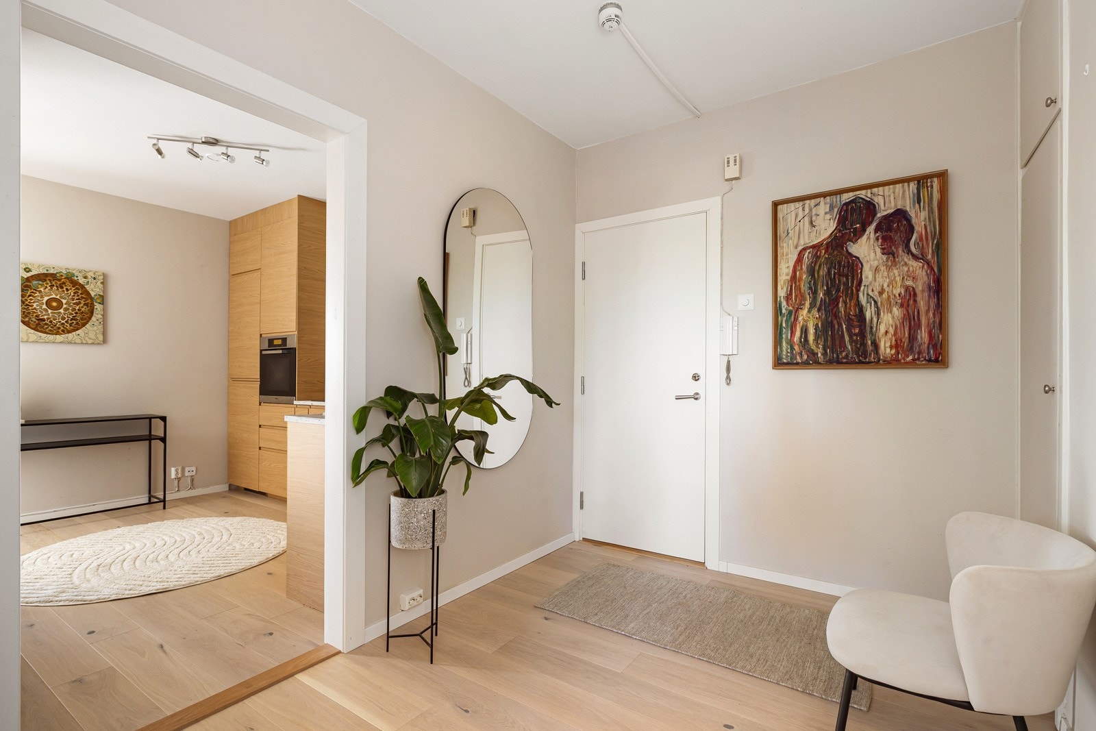 Du ønskes velkommen inn i en lys og innbydende entré av god størrelse. Galleribilde