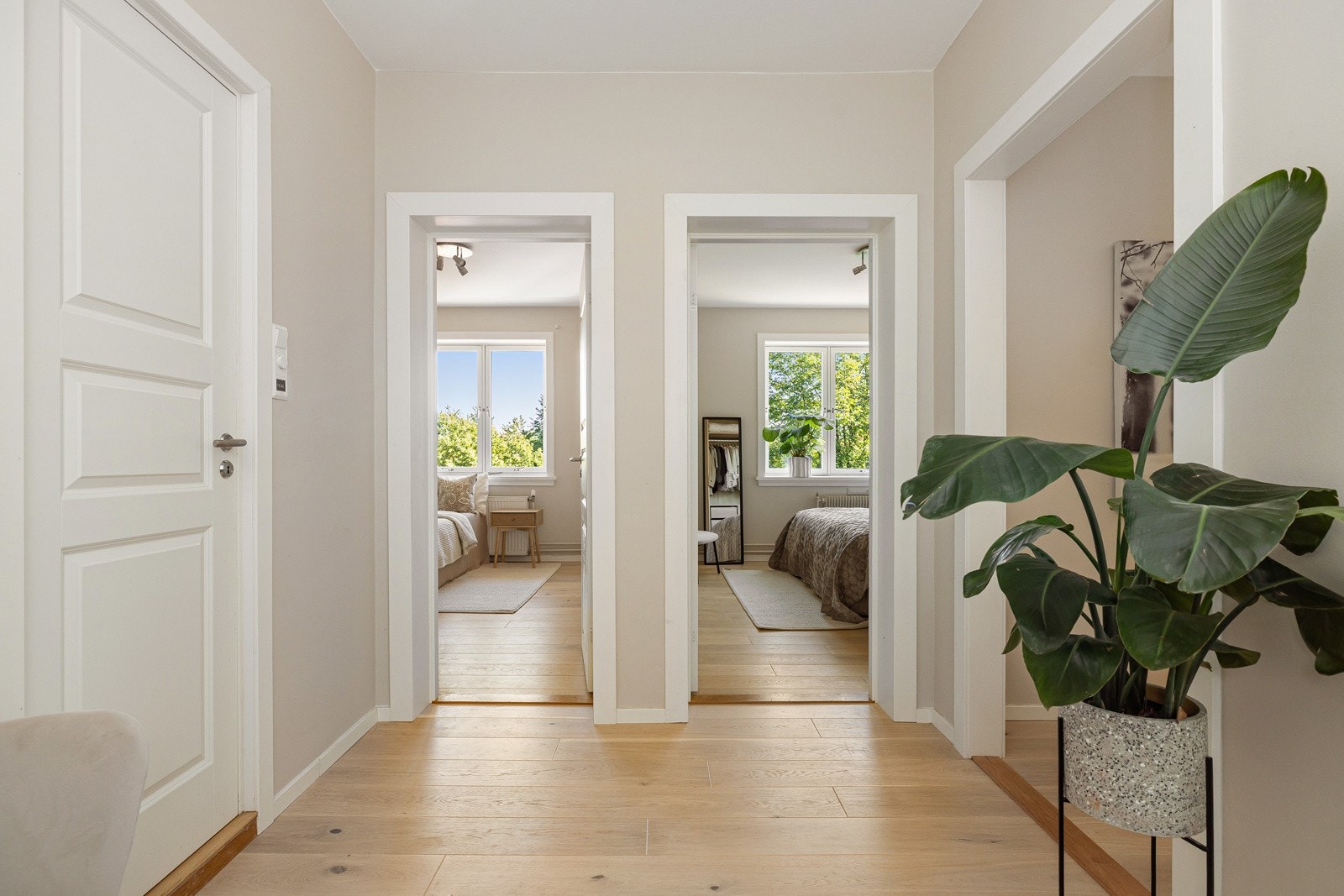 Entréen har god og moderne standard med enstavs parkett på gulv og overflater malt i en fin lys farge. Galleribilde
